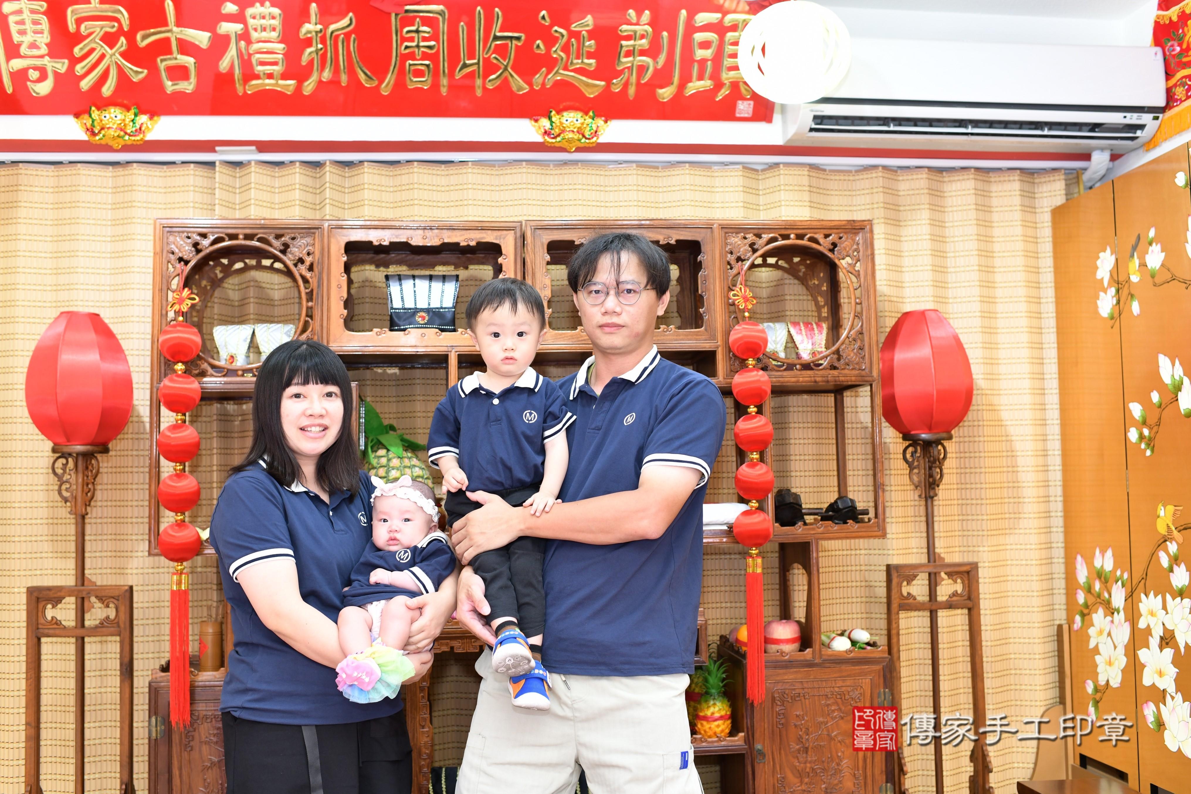 傳家手工印章台南店、抓周、度脺、中國風會場、傳家嬰兒古禮、吉祥話、抓周道具物品24種、拍照。抓周證書。寶寶抓周、滿周歲、生日快樂、祝福