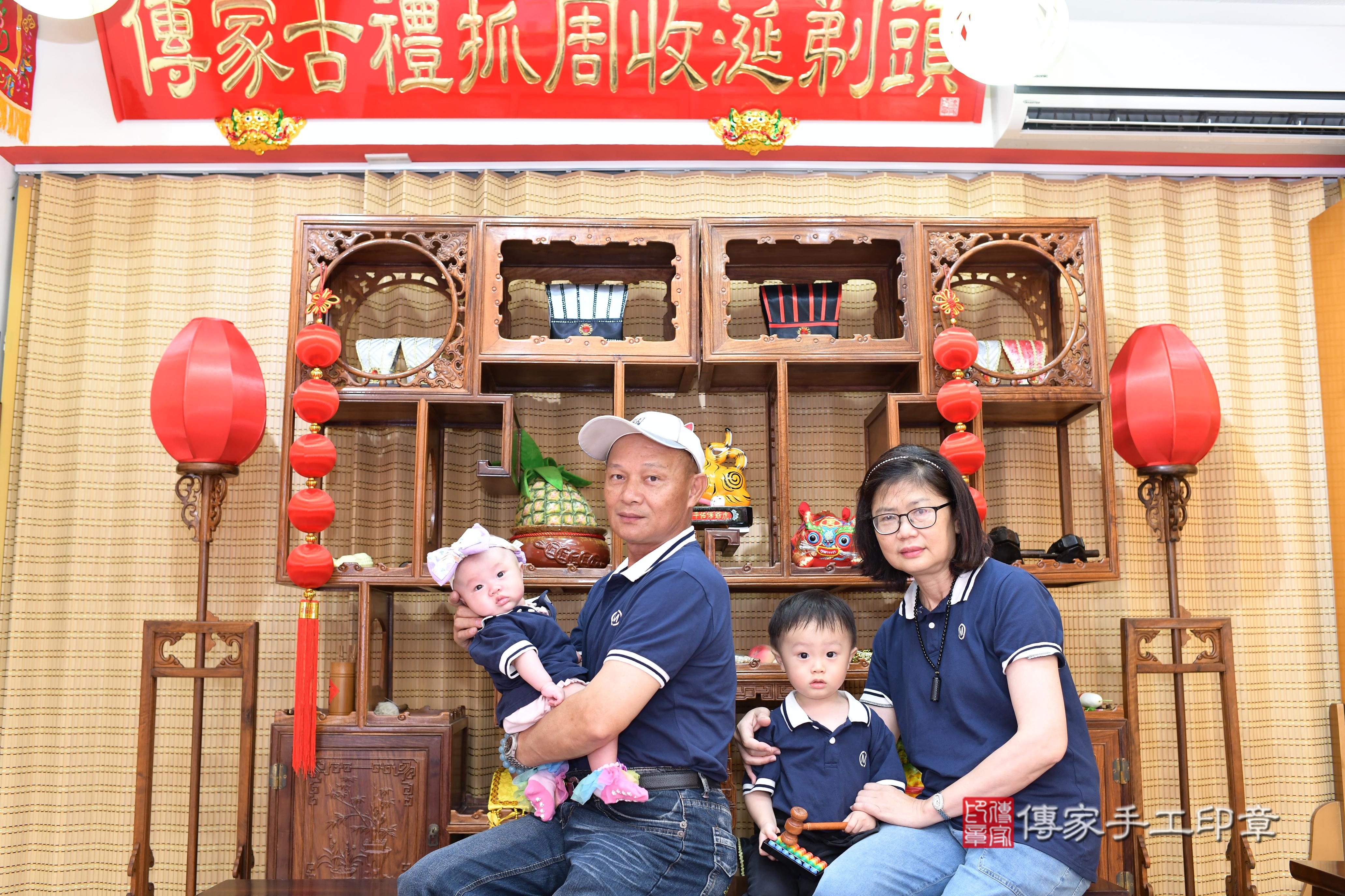 傳家手工印章台南店、抓周、度脺、中國風會場、傳家嬰兒古禮、吉祥話、抓周道具物品24種、拍照。抓周證書。寶寶抓周、滿周歲、生日快樂、祝福