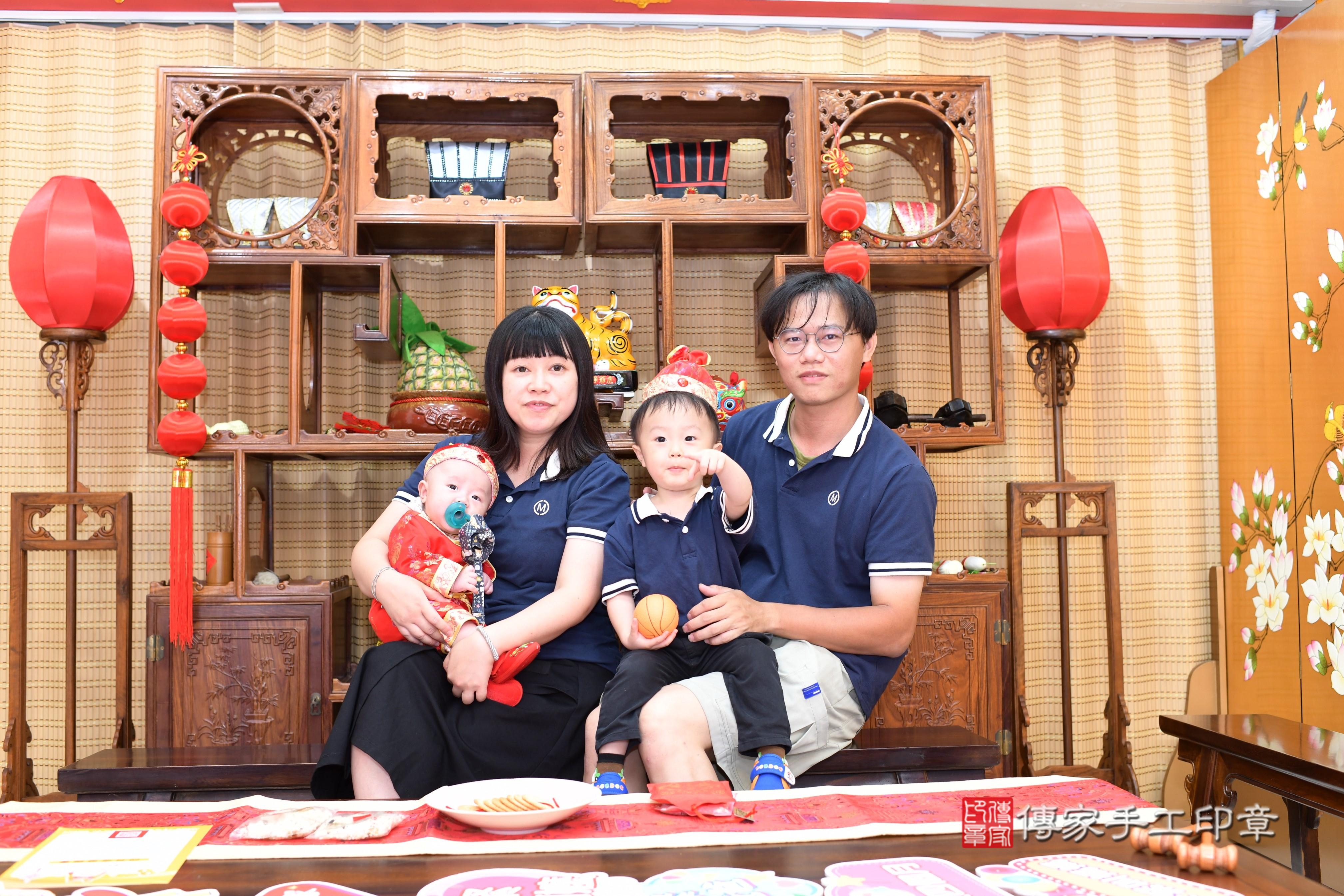 傳家手工印章台南店、抓周、度脺、中國風會場、傳家嬰兒古禮、吉祥話、抓周道具物品24種、拍照。抓周證書。寶寶抓周、滿周歲、生日快樂、祝福