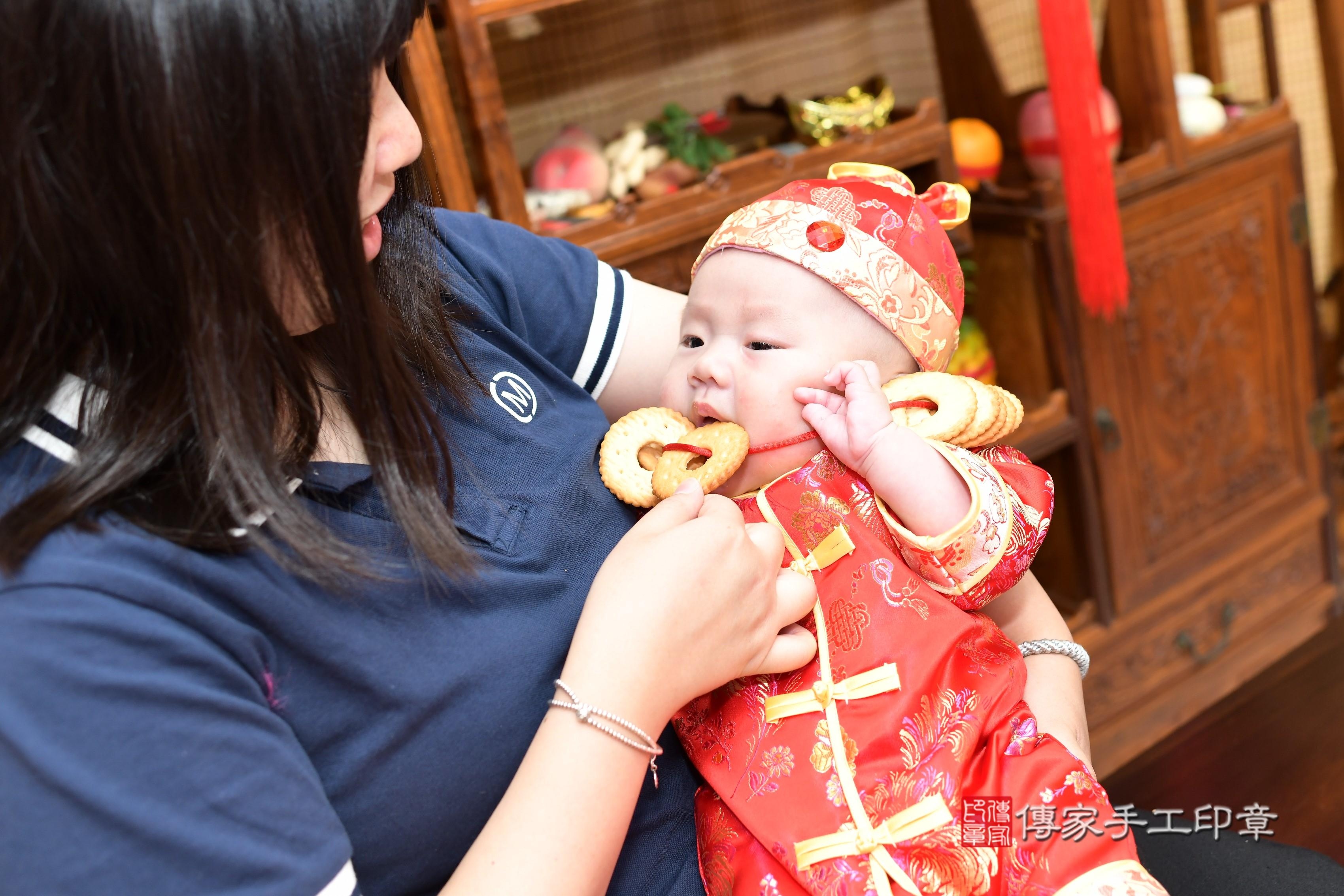 傳家手工印章台南店、抓周、度脺、中國風會場、傳家嬰兒古禮、吉祥話、抓周道具物品24種、拍照。抓周證書。寶寶抓周、滿周歲、生日快樂、祝福