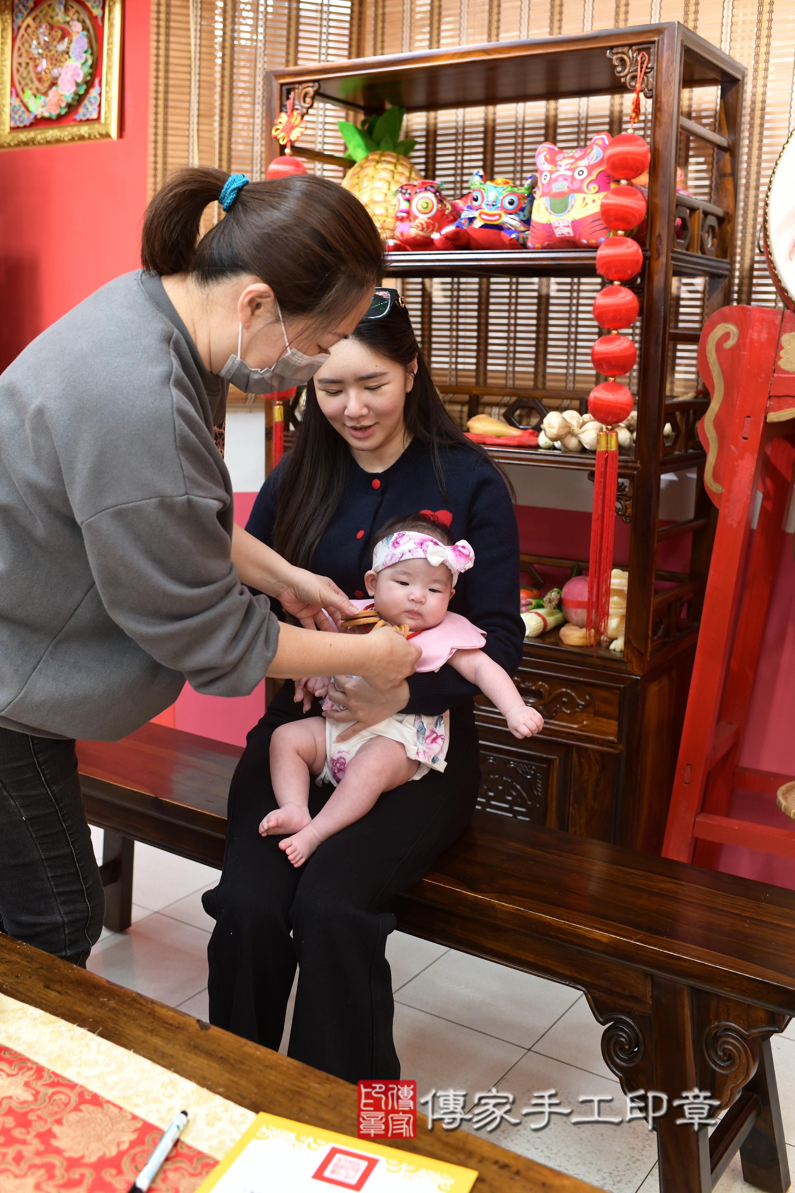 傳家手工印章高雄店、抓周、度脺、中國風會場、傳家嬰兒古禮、吉祥話、抓周道具物品24種、拍照。抓周證書。寶寶抓周、滿周歲、生日快樂、祝福
