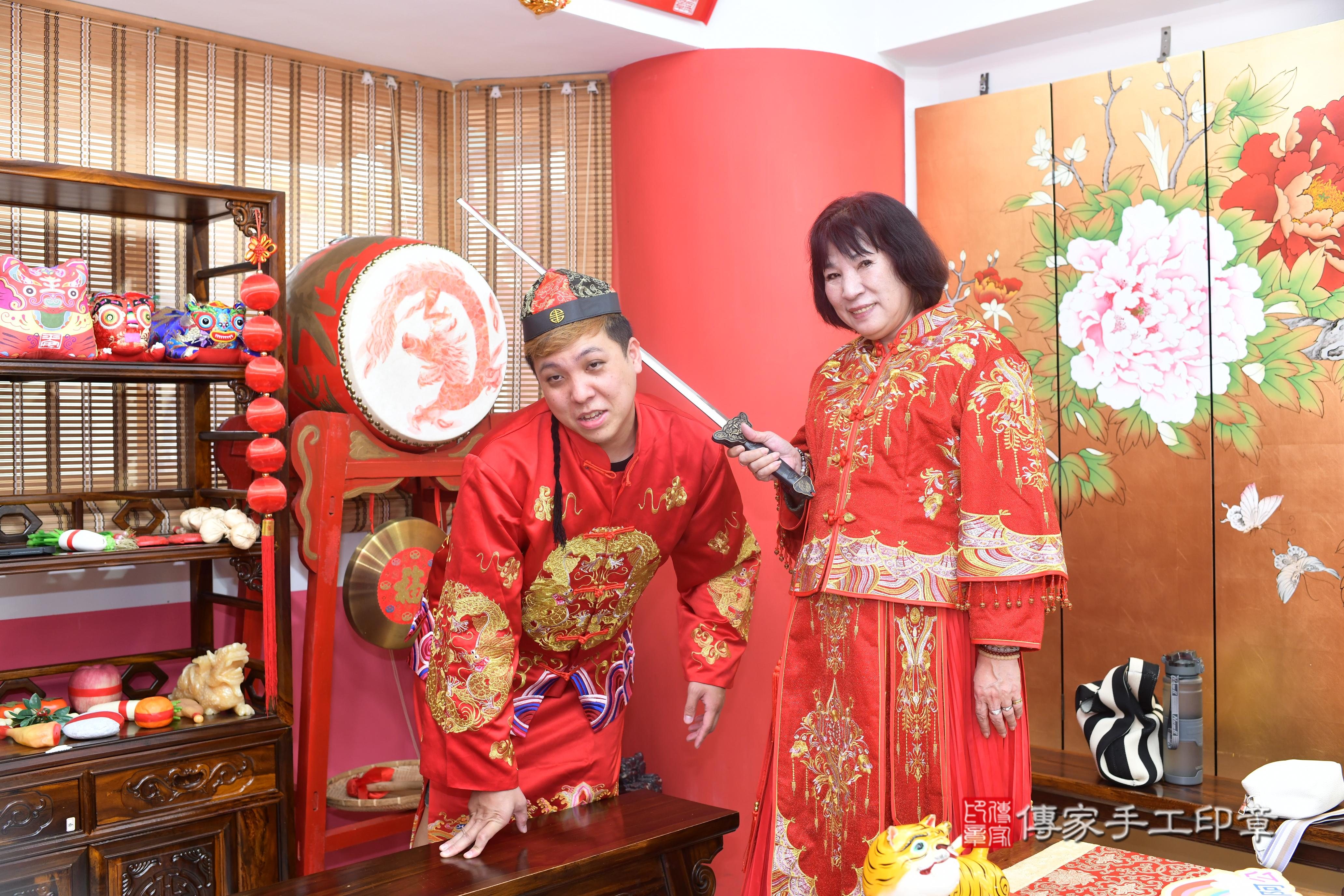 傳家手工印章高雄店、抓周、度脺、中國風會場、傳家嬰兒古禮、吉祥話、抓周道具物品24種、拍照。抓周證書。寶寶抓周、滿周歲、生日快樂、祝福