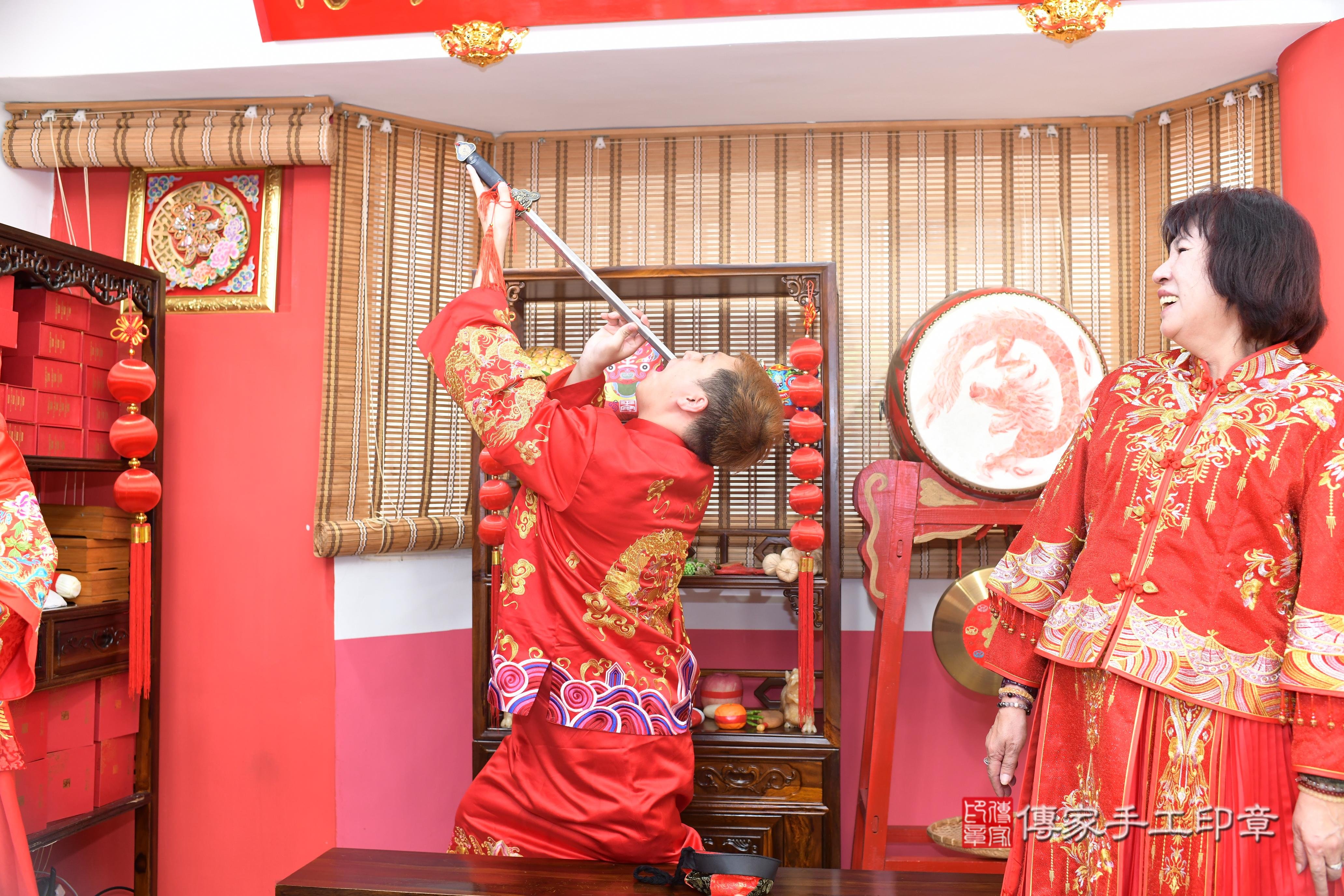 傳家手工印章高雄店、抓周、度脺、中國風會場、傳家嬰兒古禮、吉祥話、抓周道具物品24種、拍照。抓周證書。寶寶抓周、滿周歲、生日快樂、祝福