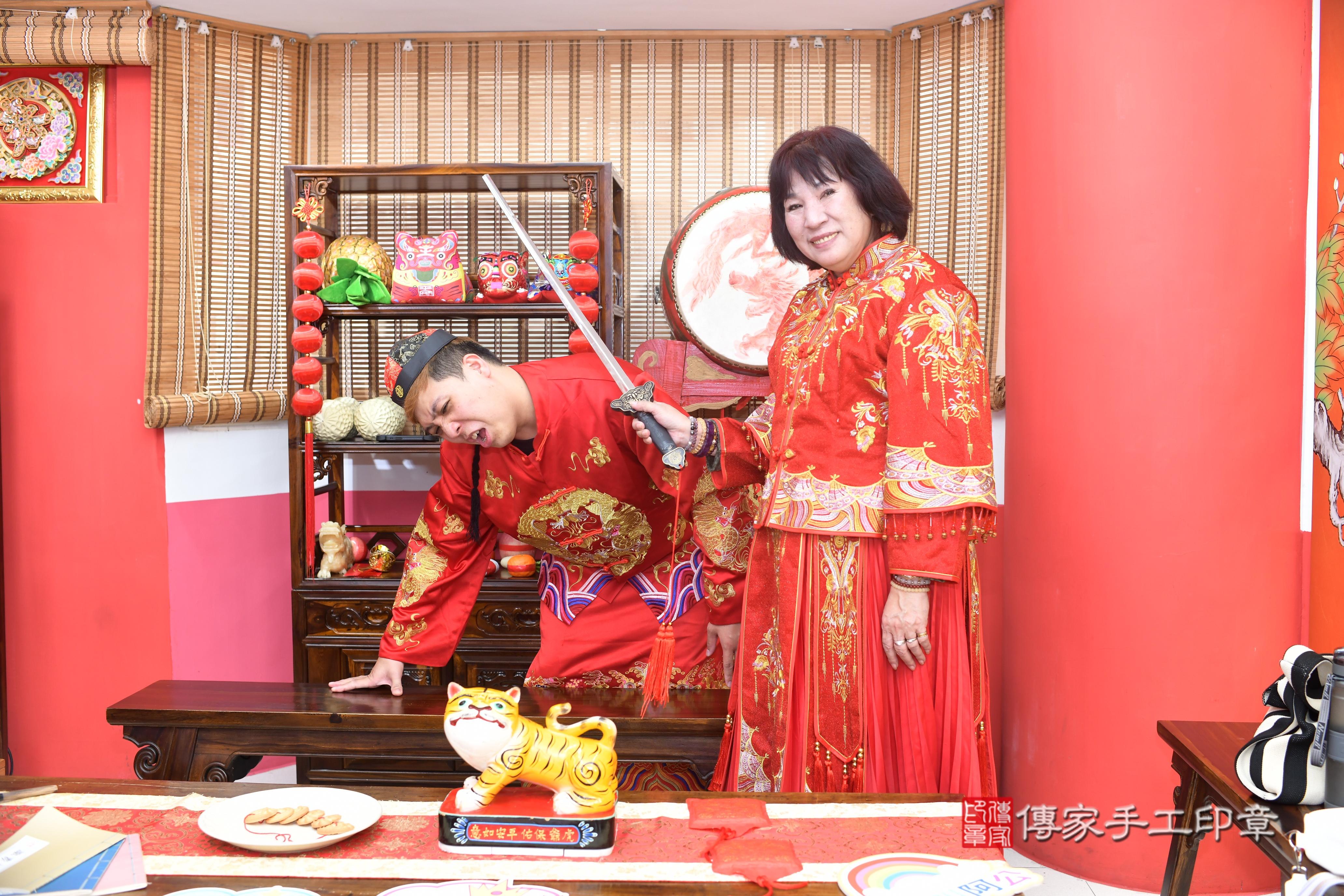 傳家手工印章高雄店、抓周、度脺、中國風會場、傳家嬰兒古禮、吉祥話、抓周道具物品24種、拍照。抓周證書。寶寶抓周、滿周歲、生日快樂、祝福