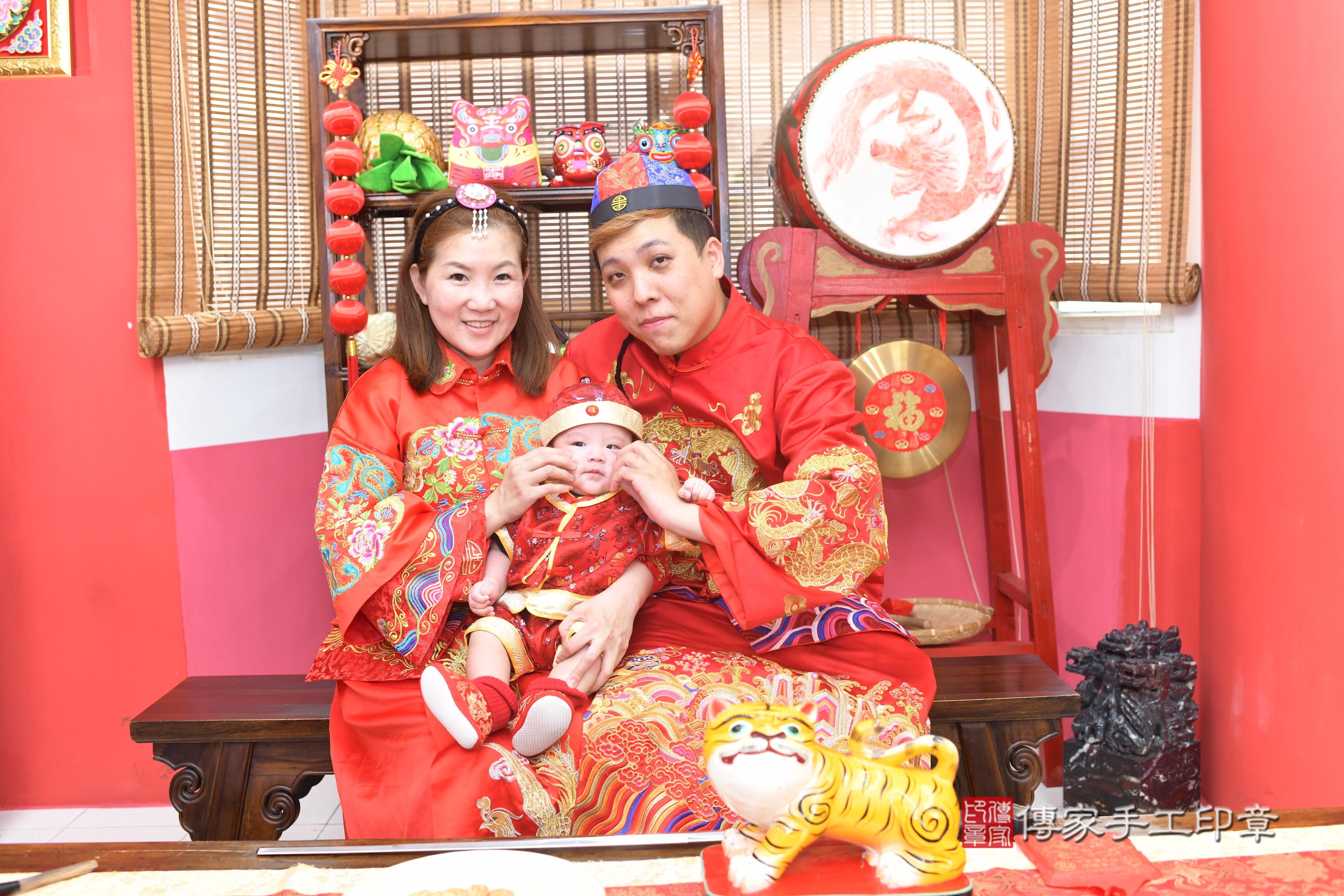 傳家手工印章高雄店、抓周、度脺、中國風會場、傳家嬰兒古禮、吉祥話、抓周道具物品24種、拍照。抓周證書。寶寶抓周、滿周歲、生日快樂、祝福