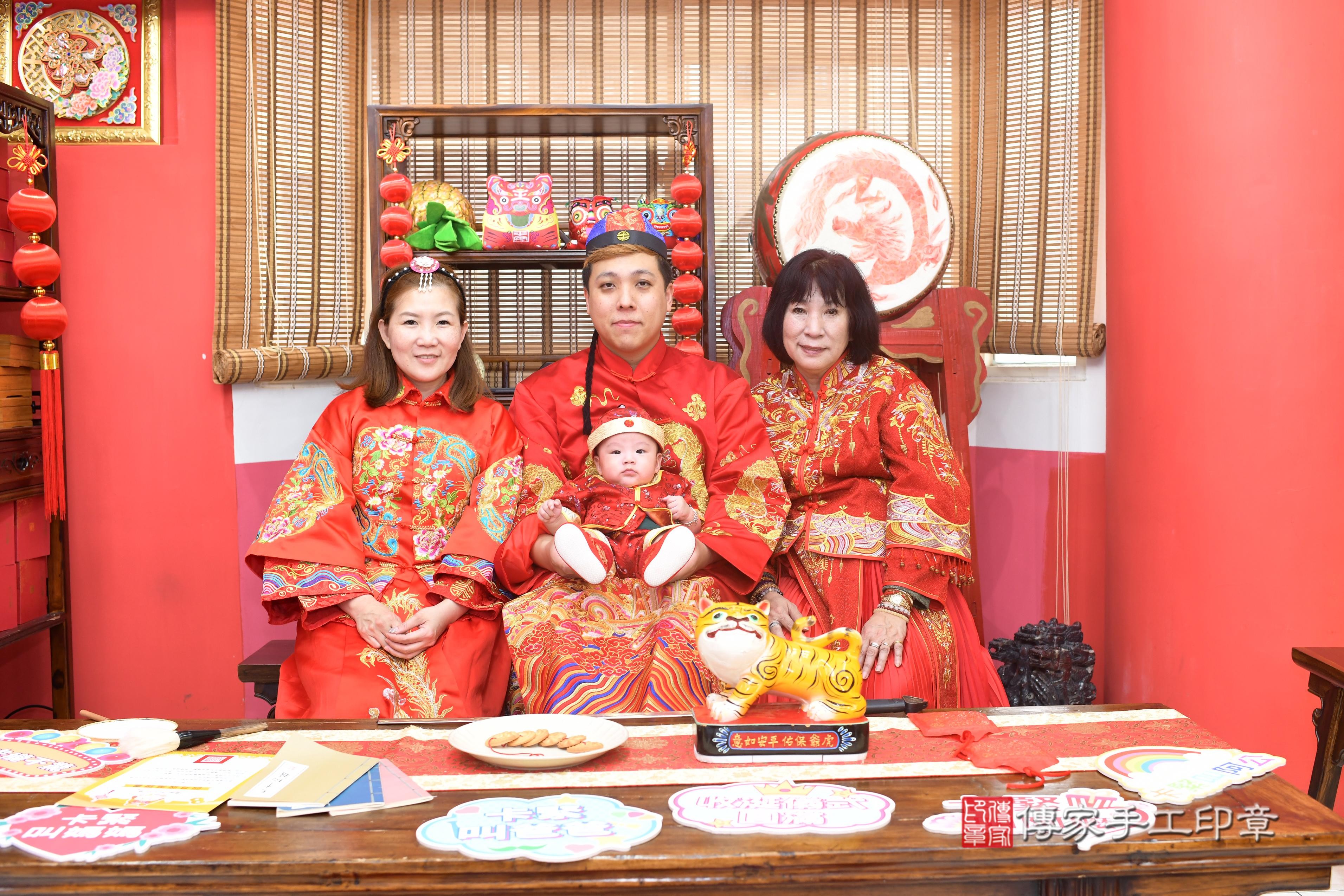 傳家手工印章高雄店、抓周、度脺、中國風會場、傳家嬰兒古禮、吉祥話、抓周道具物品24種、拍照。抓周證書。寶寶抓周、滿周歲、生日快樂、祝福