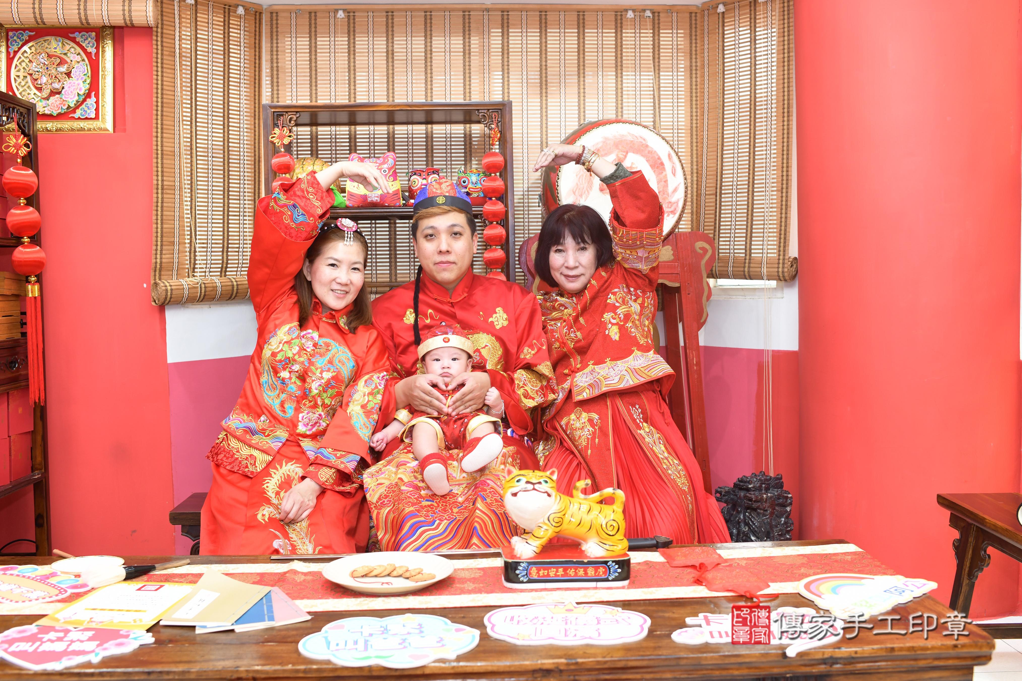 傳家手工印章高雄店、抓周、度脺、中國風會場、傳家嬰兒古禮、吉祥話、抓周道具物品24種、拍照。抓周證書。寶寶抓周、滿周歲、生日快樂、祝福