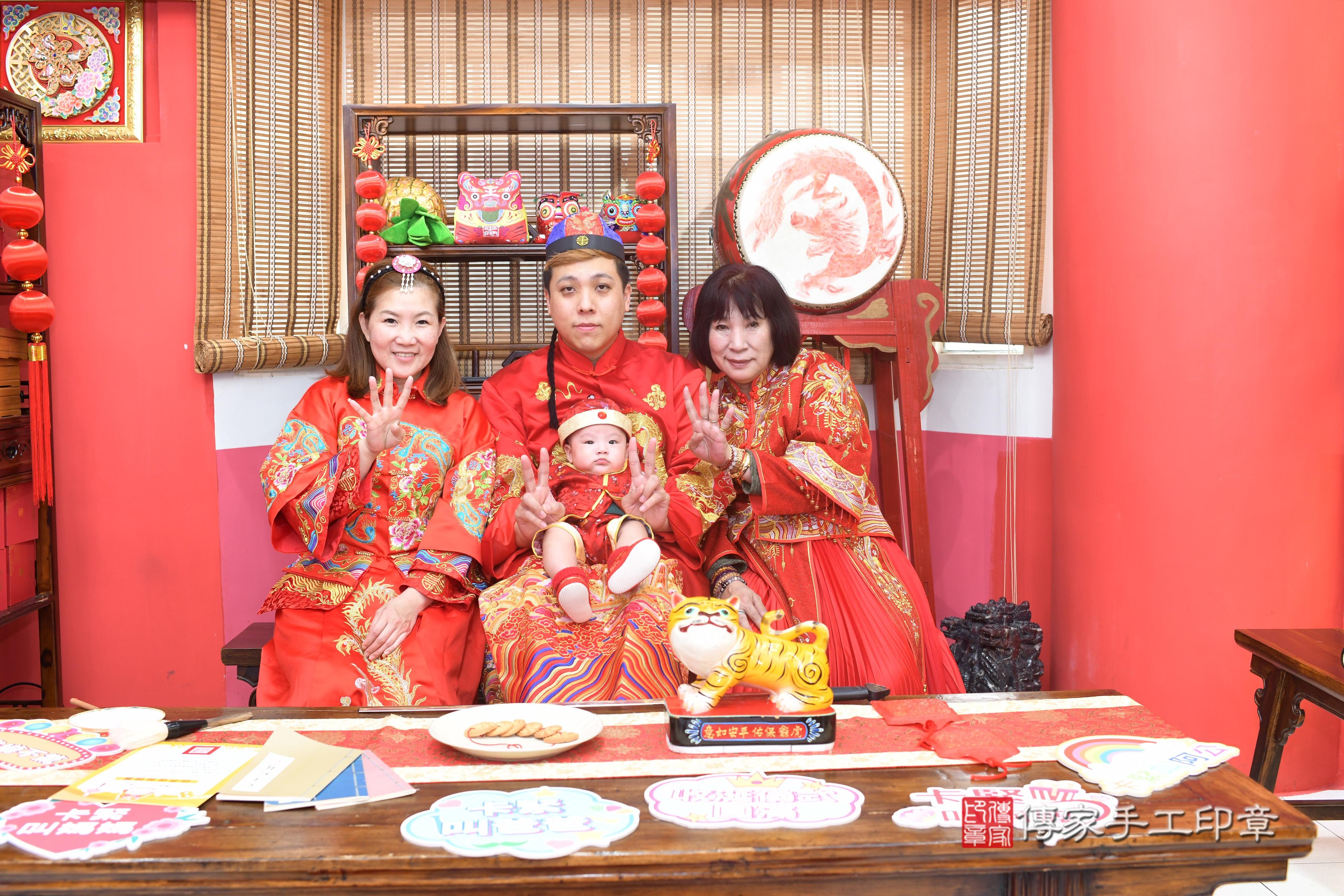 傳家手工印章高雄店、抓周、度脺、中國風會場、傳家嬰兒古禮、吉祥話、抓周道具物品24種、拍照。抓周證書。寶寶抓周、滿周歲、生日快樂、祝福