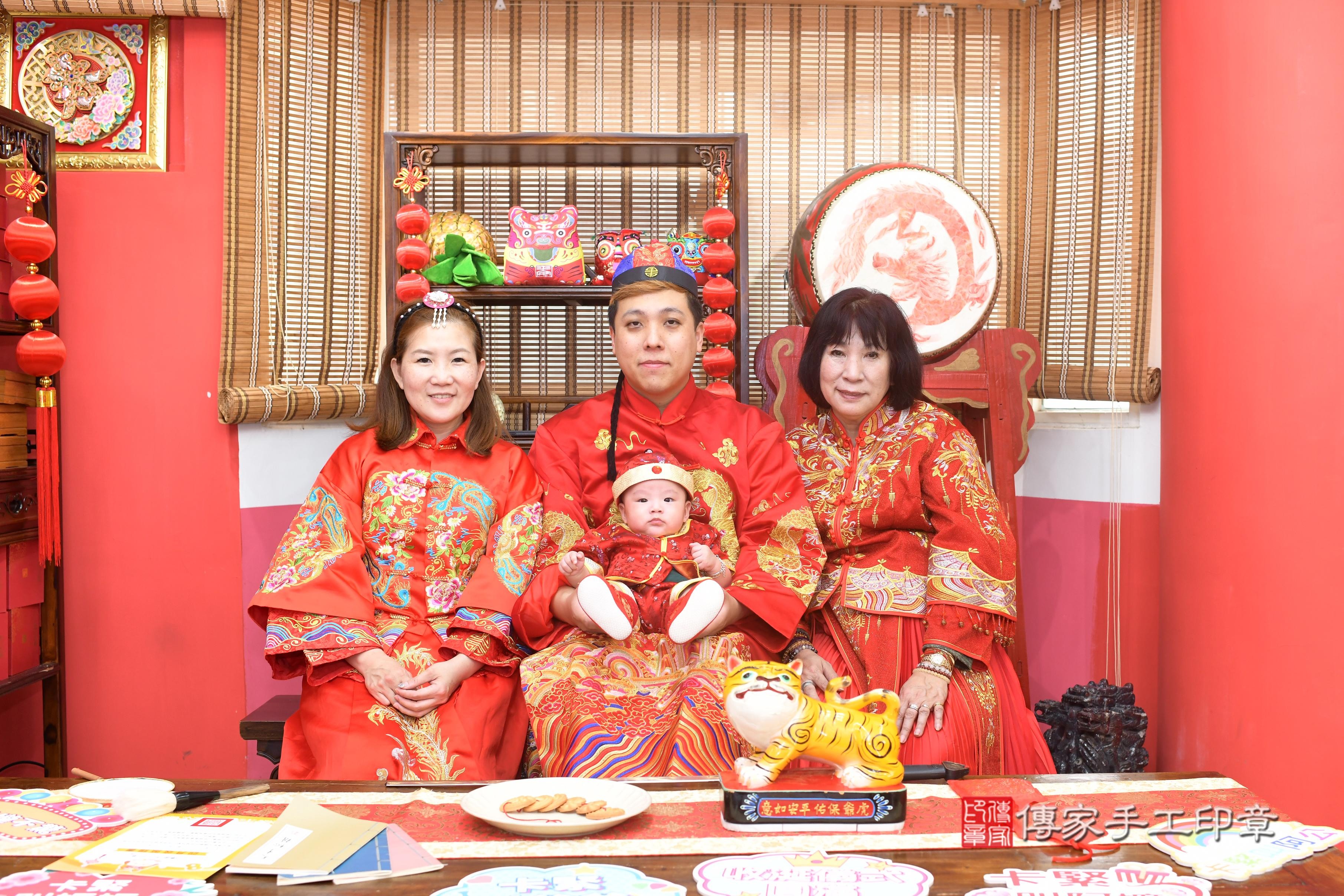 傳家手工印章高雄店、抓周、度脺、中國風會場、傳家嬰兒古禮、吉祥話、抓周道具物品24種、拍照。抓周證書。寶寶抓周、滿周歲、生日快樂、祝福