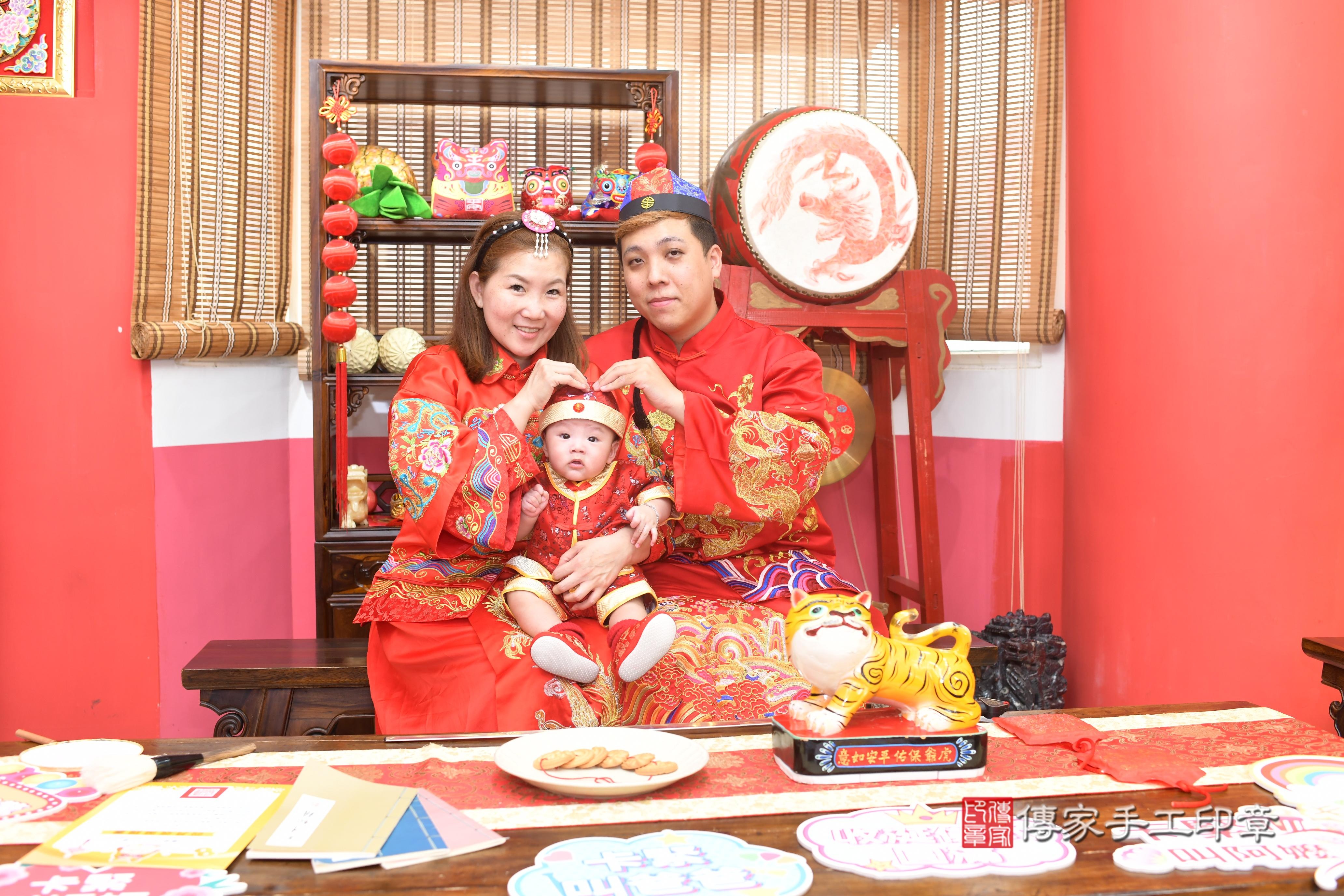 傳家手工印章高雄店、抓周、度脺、中國風會場、傳家嬰兒古禮、吉祥話、抓周道具物品24種、拍照。抓周證書。寶寶抓周、滿周歲、生日快樂、祝福
