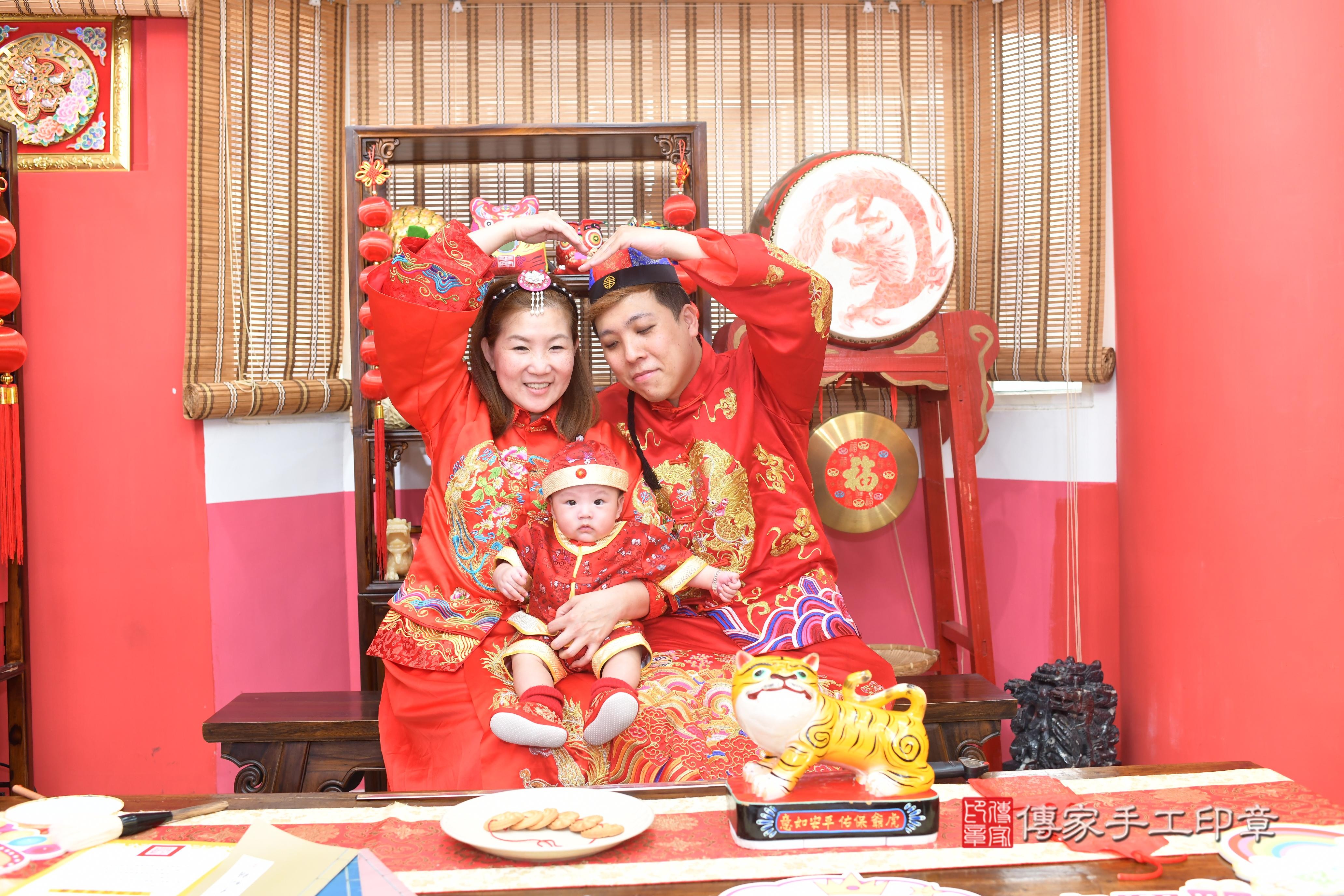 傳家手工印章高雄店、抓周、度脺、中國風會場、傳家嬰兒古禮、吉祥話、抓周道具物品24種、拍照。抓周證書。寶寶抓周、滿周歲、生日快樂、祝福