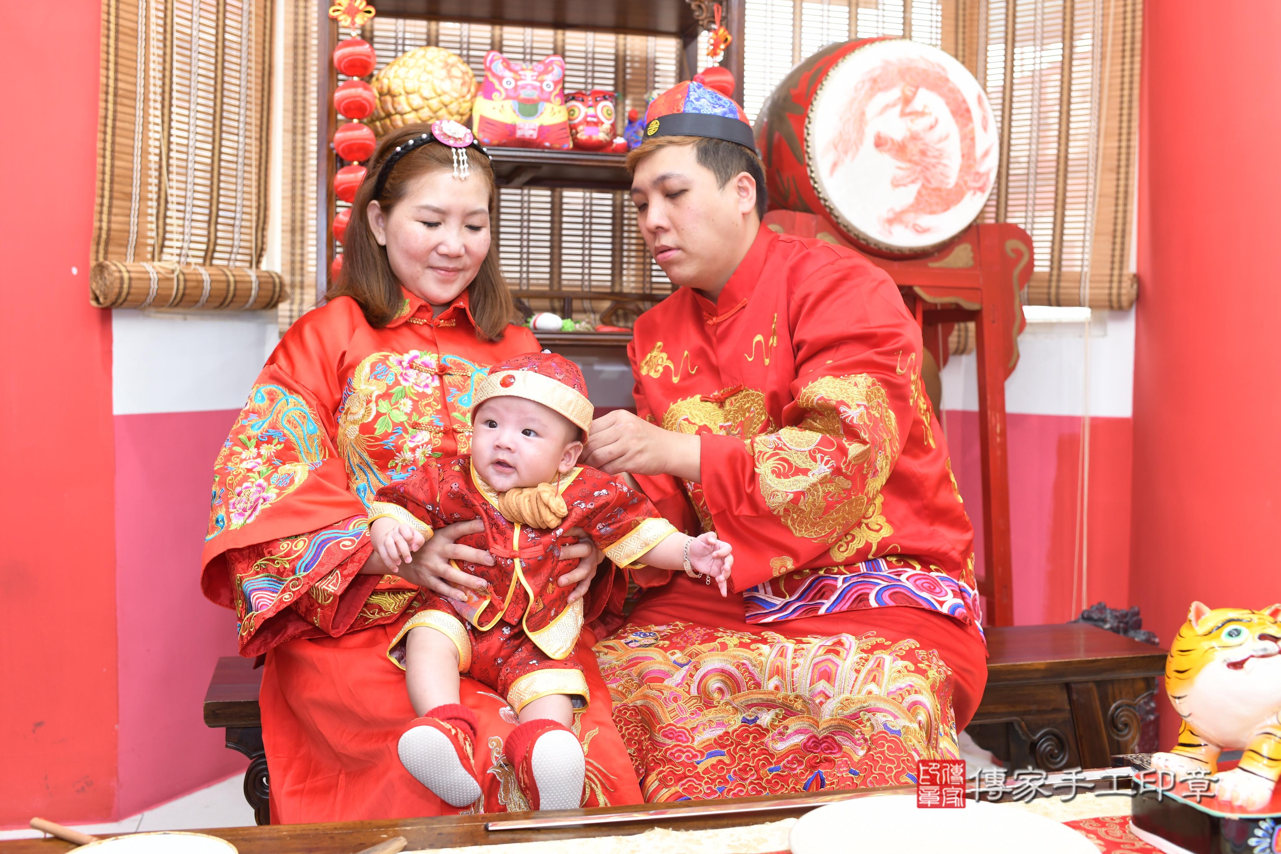 傳家手工印章高雄店、抓周、度脺、中國風會場、傳家嬰兒古禮、吉祥話、抓周道具物品24種、拍照。抓周證書。寶寶抓周、滿周歲、生日快樂、祝福