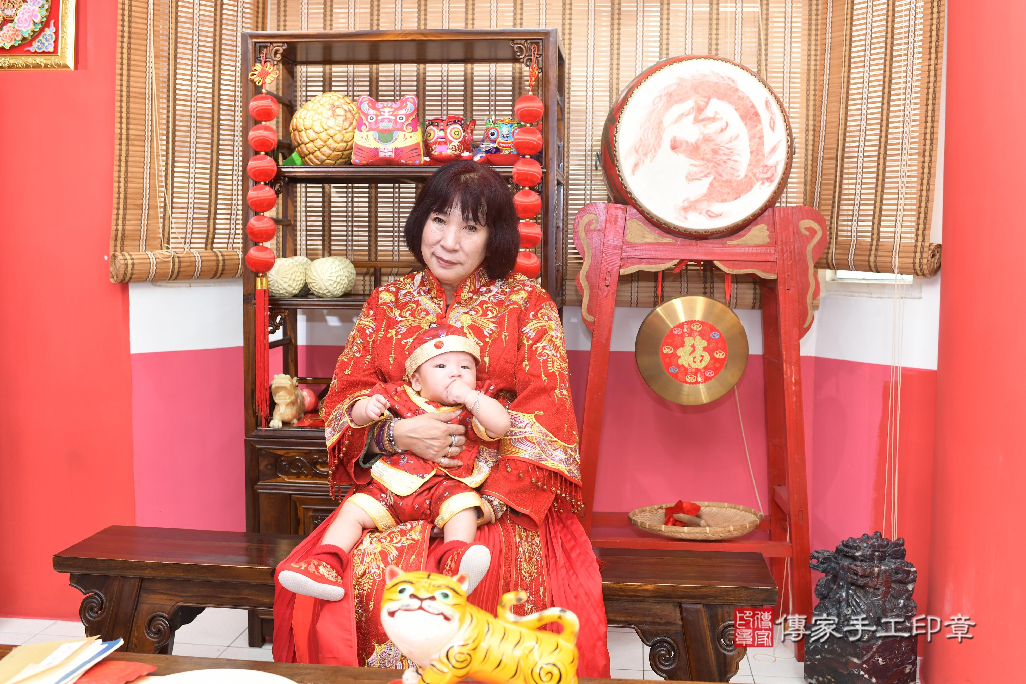 傳家手工印章高雄店、抓周、度脺、中國風會場、傳家嬰兒古禮、吉祥話、抓周道具物品24種、拍照。抓周證書。寶寶抓周、滿周歲、生日快樂、祝福