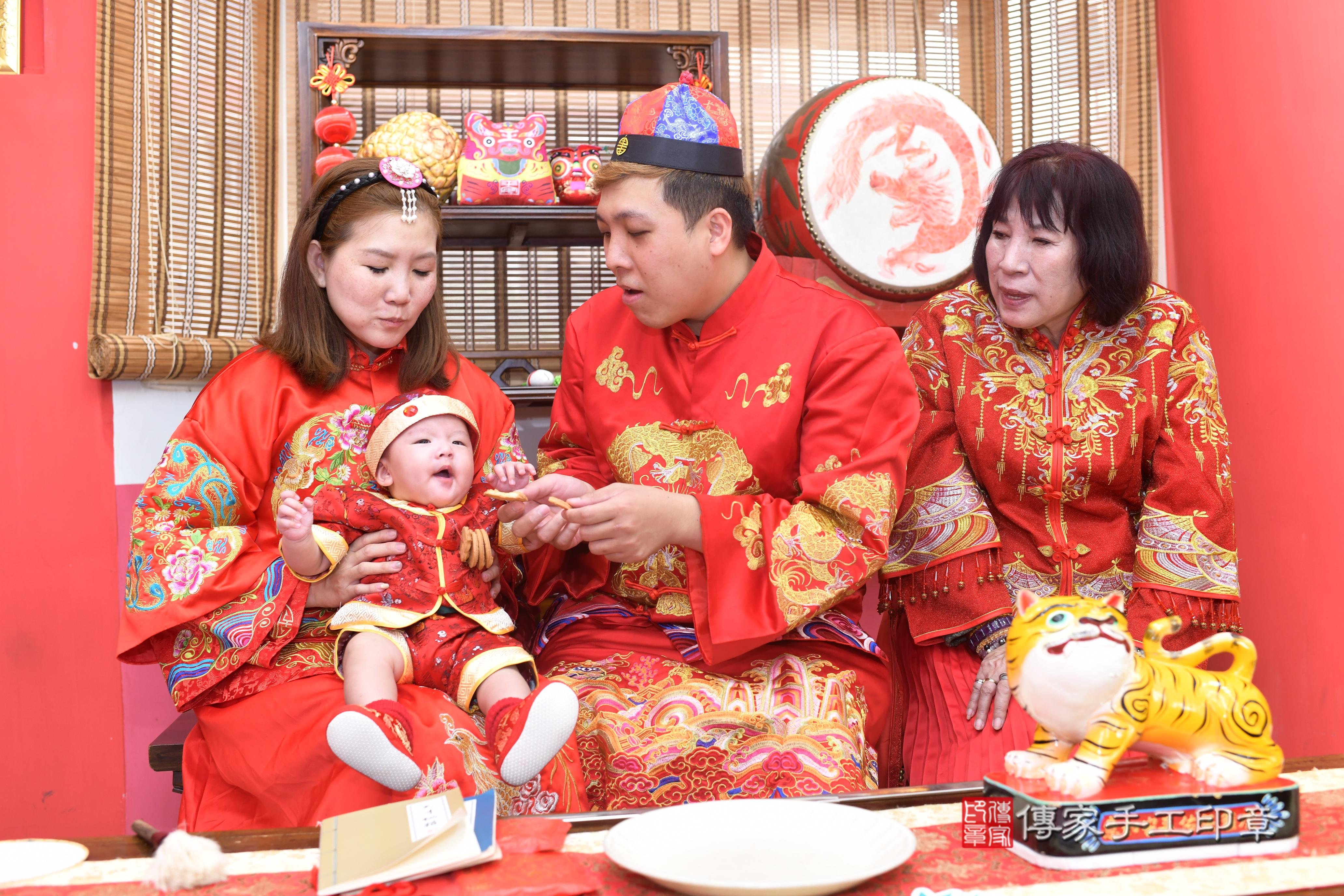 傳家手工印章高雄店、抓周、度脺、中國風會場、傳家嬰兒古禮、吉祥話、抓周道具物品24種、拍照。抓周證書。寶寶抓周、滿周歲、生日快樂、祝福