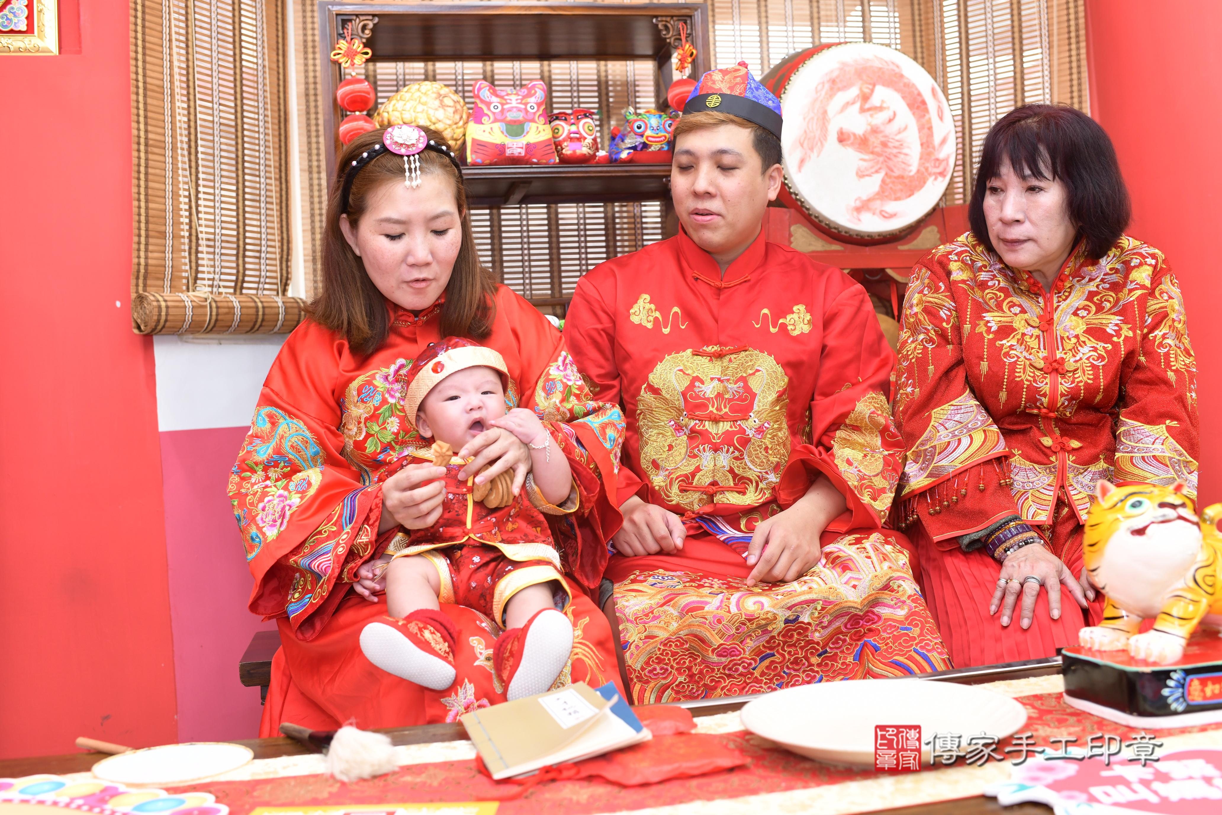 傳家手工印章高雄店、抓周、度脺、中國風會場、傳家嬰兒古禮、吉祥話、抓周道具物品24種、拍照。抓周證書。寶寶抓周、滿周歲、生日快樂、祝福