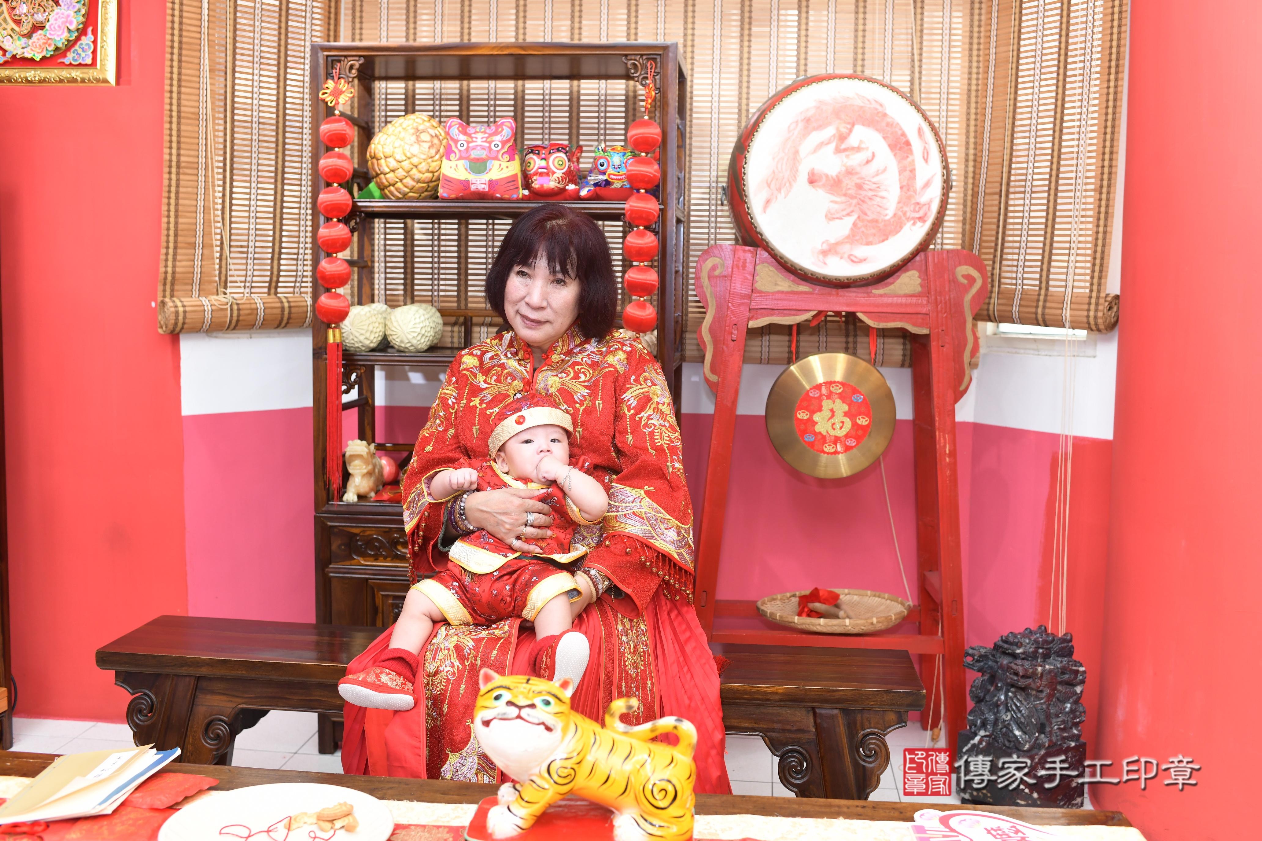 傳家手工印章高雄店、抓周、度脺、中國風會場、傳家嬰兒古禮、吉祥話、抓周道具物品24種、拍照。抓周證書。寶寶抓周、滿周歲、生日快樂、祝福