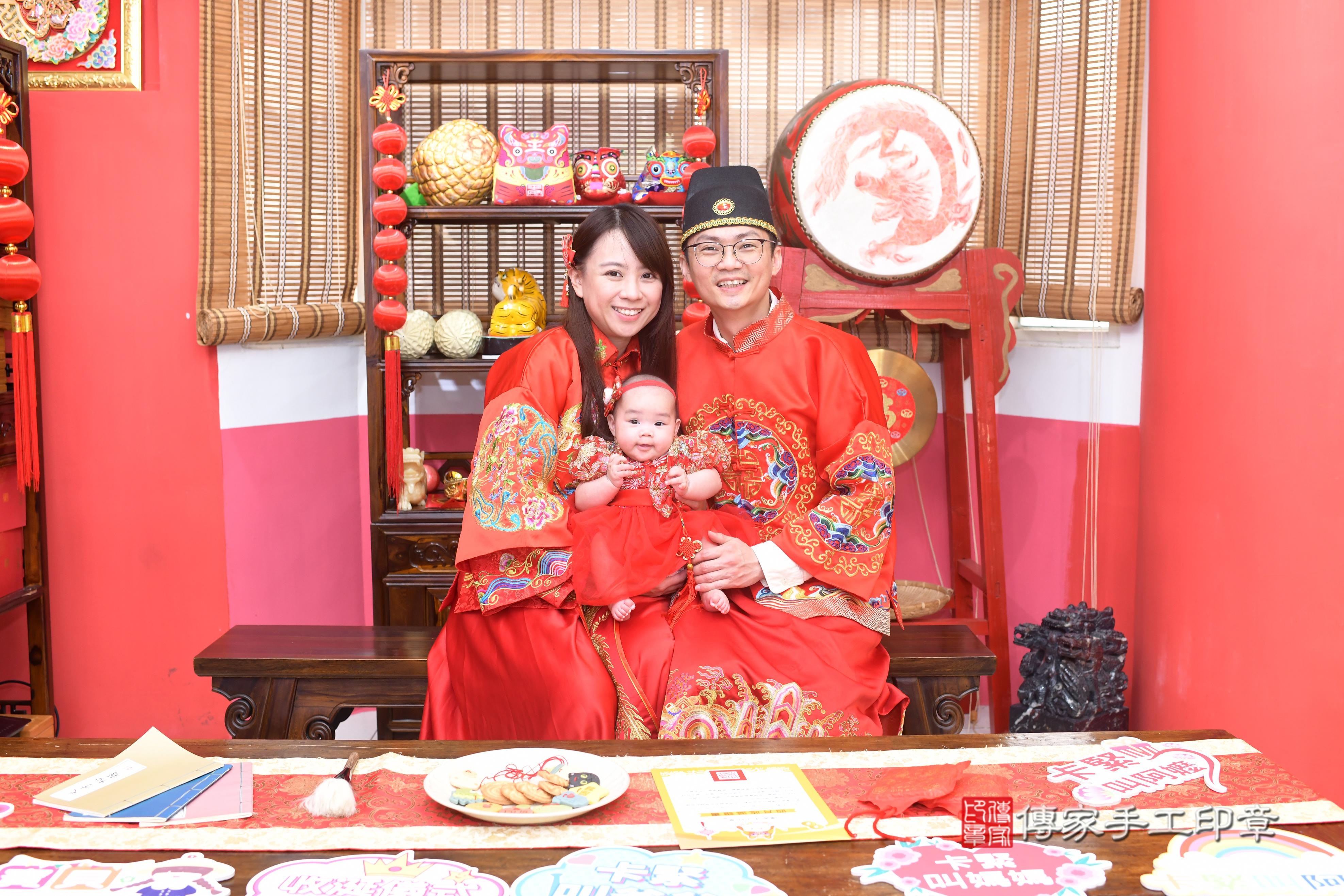 傳家手工印章高雄店、抓周、度脺、中國風會場、傳家嬰兒古禮、吉祥話、抓周道具物品24種、拍照。抓周證書。寶寶抓周、滿周歲、生日快樂、祝福