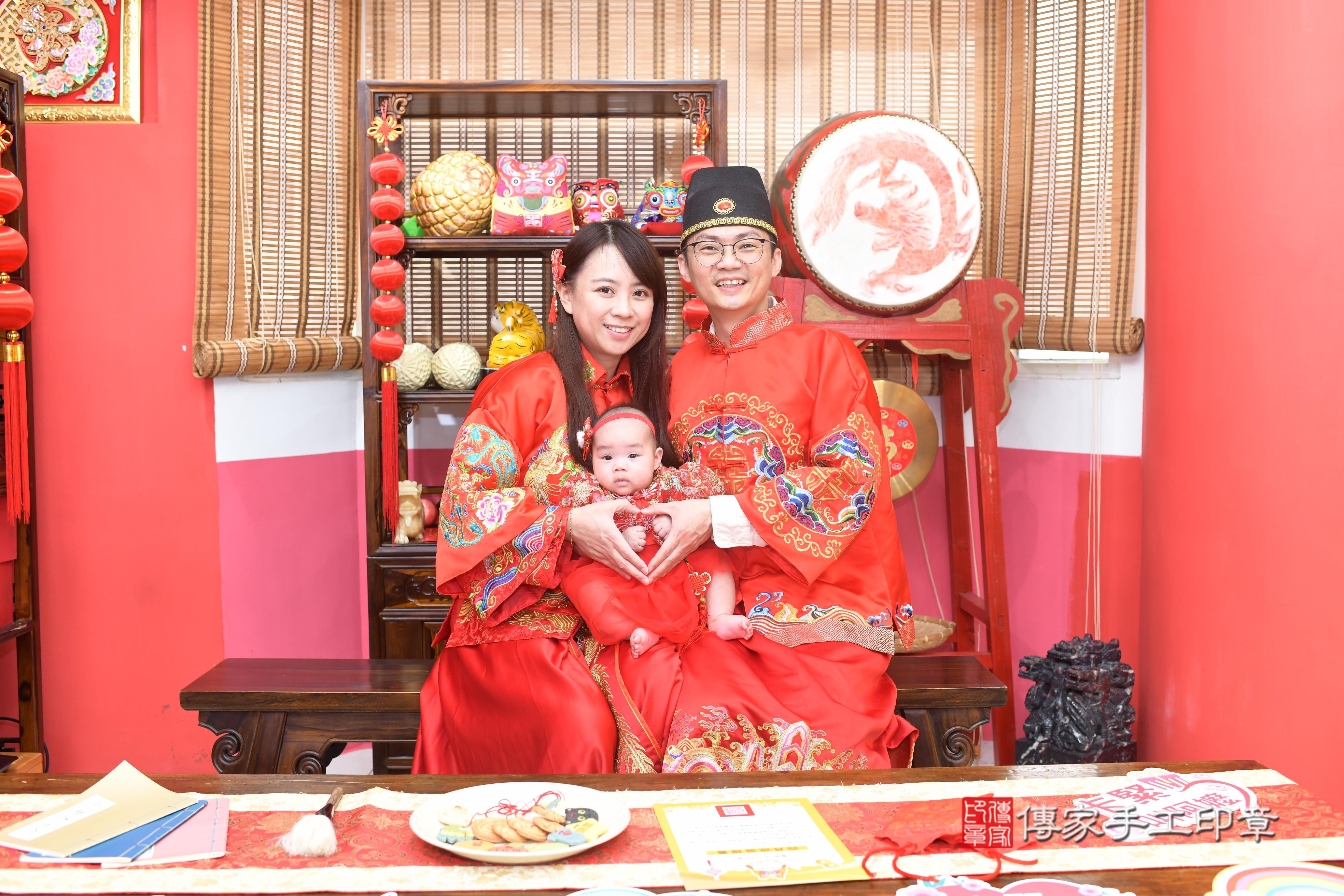 傳家手工印章高雄店、抓周、度脺、中國風會場、傳家嬰兒古禮、吉祥話、抓周道具物品24種、拍照。抓周證書。寶寶抓周、滿周歲、生日快樂、祝福
