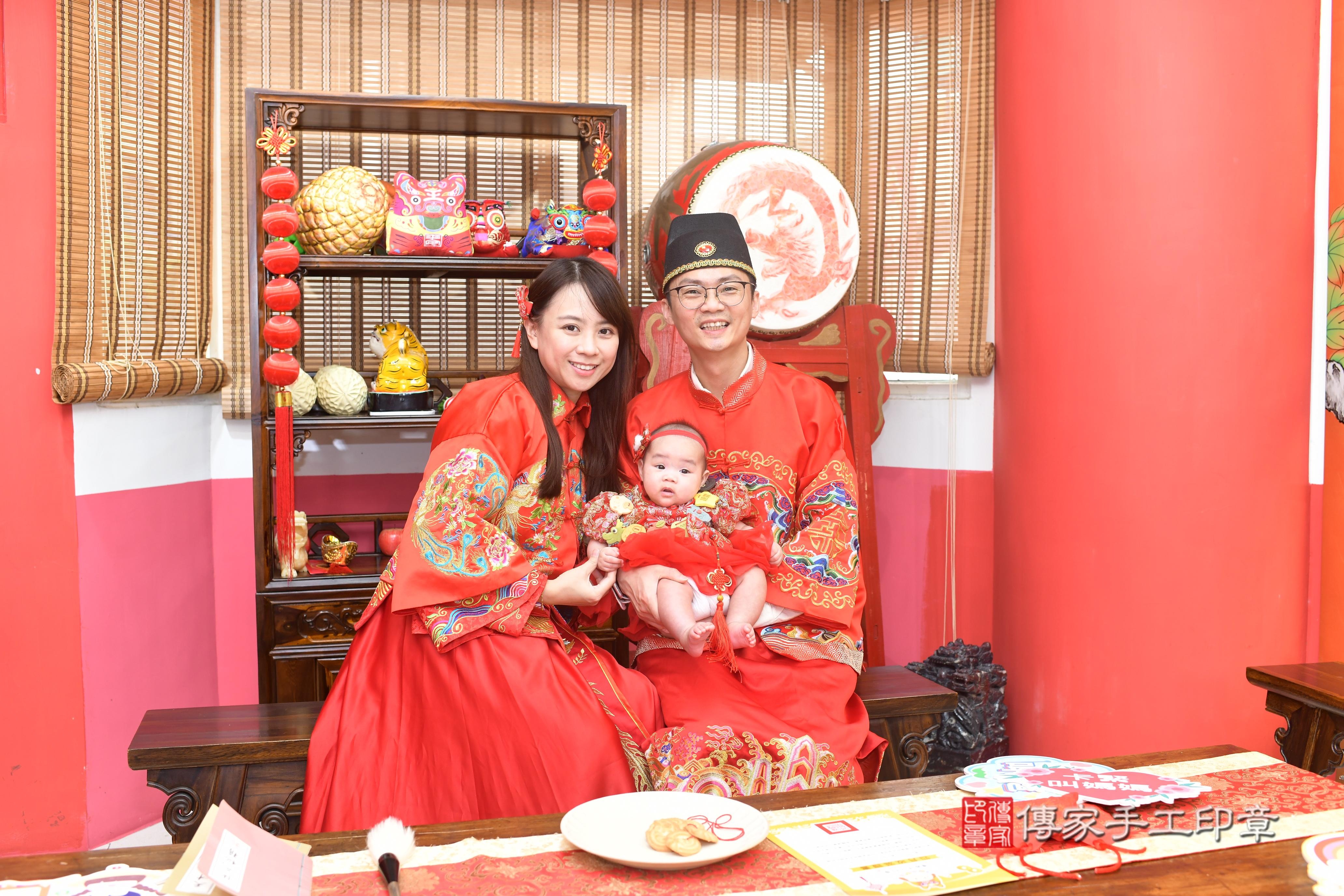 傳家手工印章高雄店、抓周、度脺、中國風會場、傳家嬰兒古禮、吉祥話、抓周道具物品24種、拍照。抓周證書。寶寶抓周、滿周歲、生日快樂、祝福