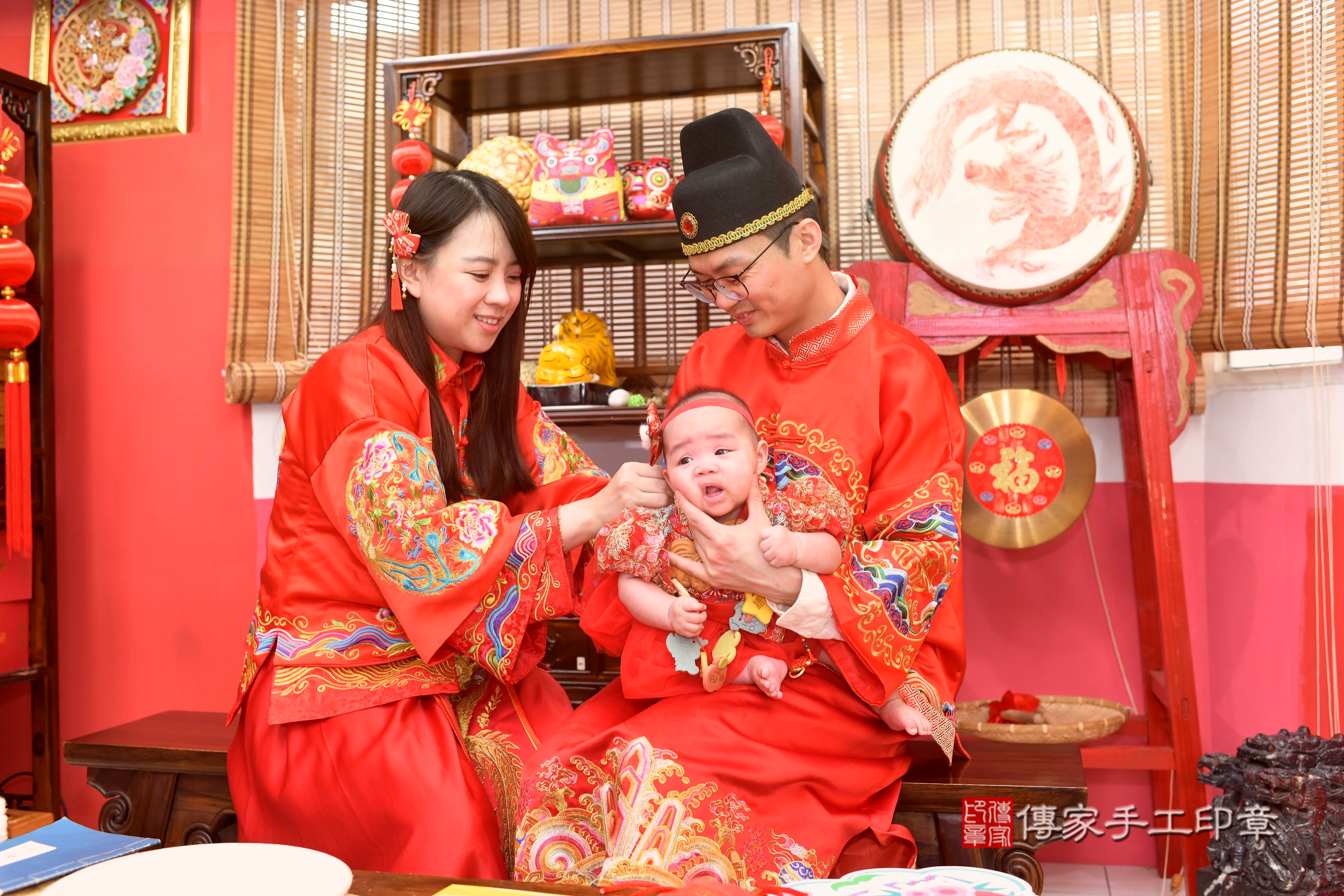 傳家手工印章高雄店、抓周、度脺、中國風會場、傳家嬰兒古禮、吉祥話、抓周道具物品24種、拍照。抓周證書。寶寶抓周、滿周歲、生日快樂、祝福