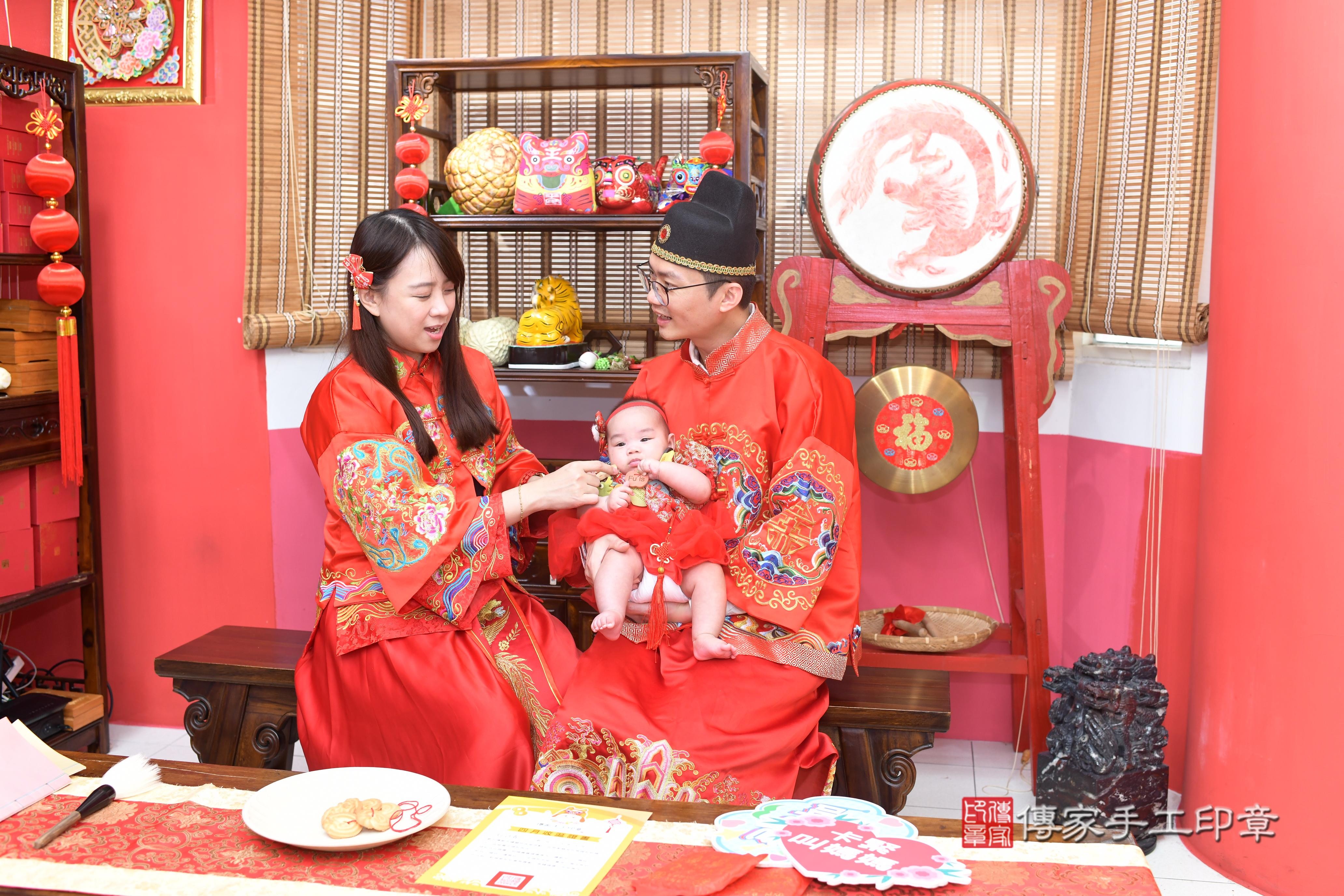 傳家手工印章高雄店、抓周、度脺、中國風會場、傳家嬰兒古禮、吉祥話、抓周道具物品24種、拍照。抓周證書。寶寶抓周、滿周歲、生日快樂、祝福