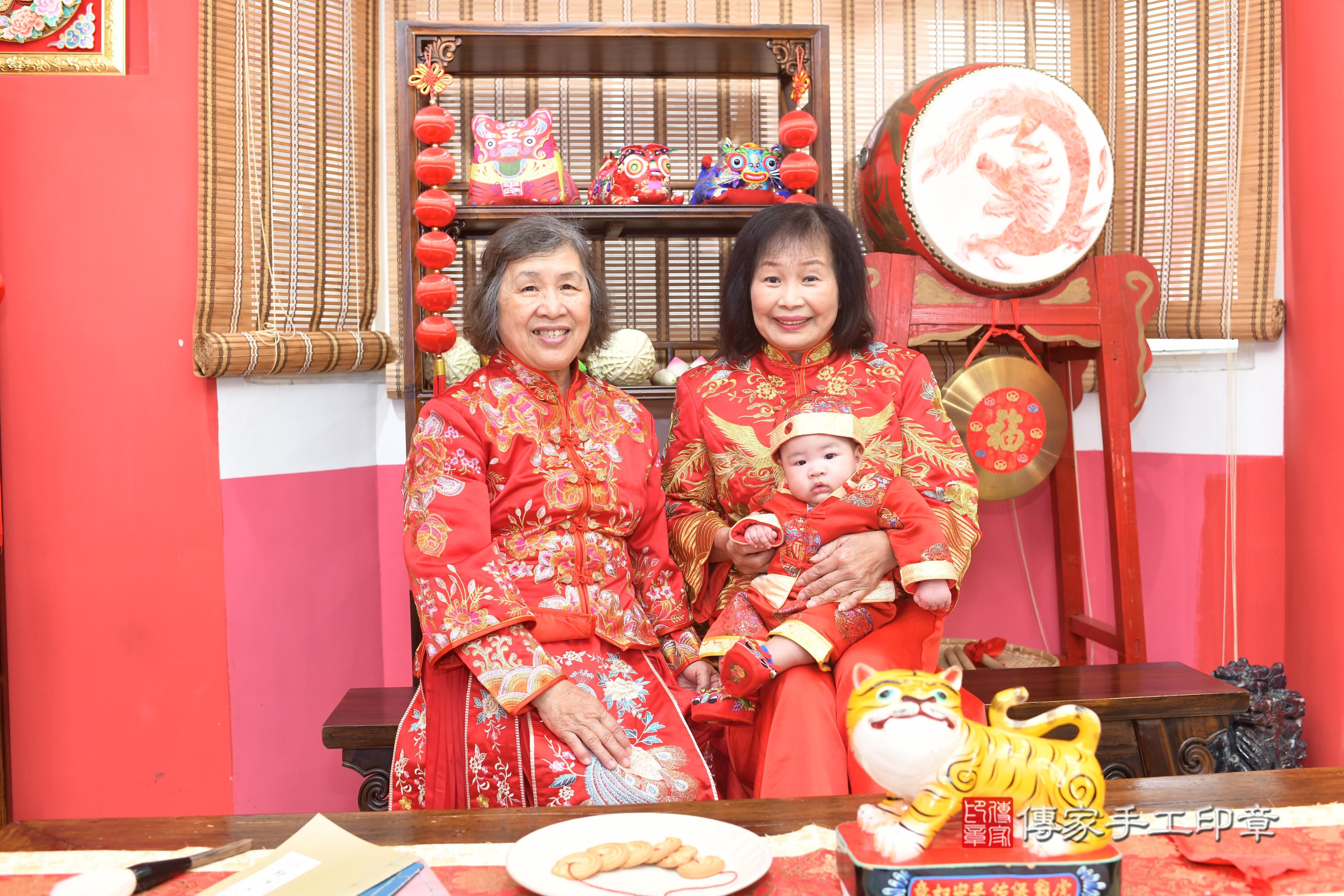 傳家手工印章高雄店、抓周、度脺、中國風會場、傳家嬰兒古禮、吉祥話、抓周道具物品24種、拍照。抓周證書。寶寶抓周、滿周歲、生日快樂、祝福