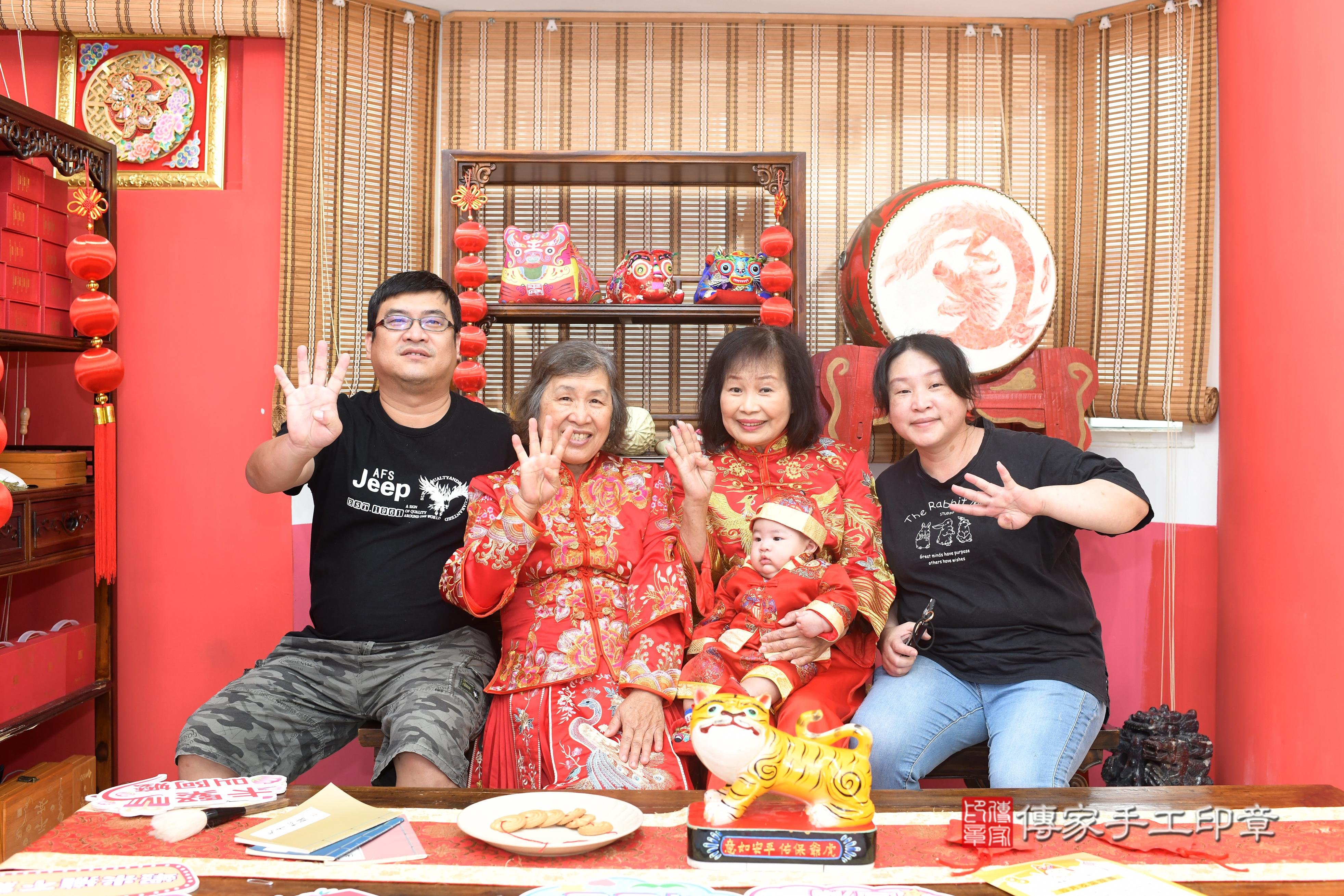 傳家手工印章高雄店、抓周、度脺、中國風會場、傳家嬰兒古禮、吉祥話、抓周道具物品24種、拍照。抓周證書。寶寶抓周、滿周歲、生日快樂、祝福