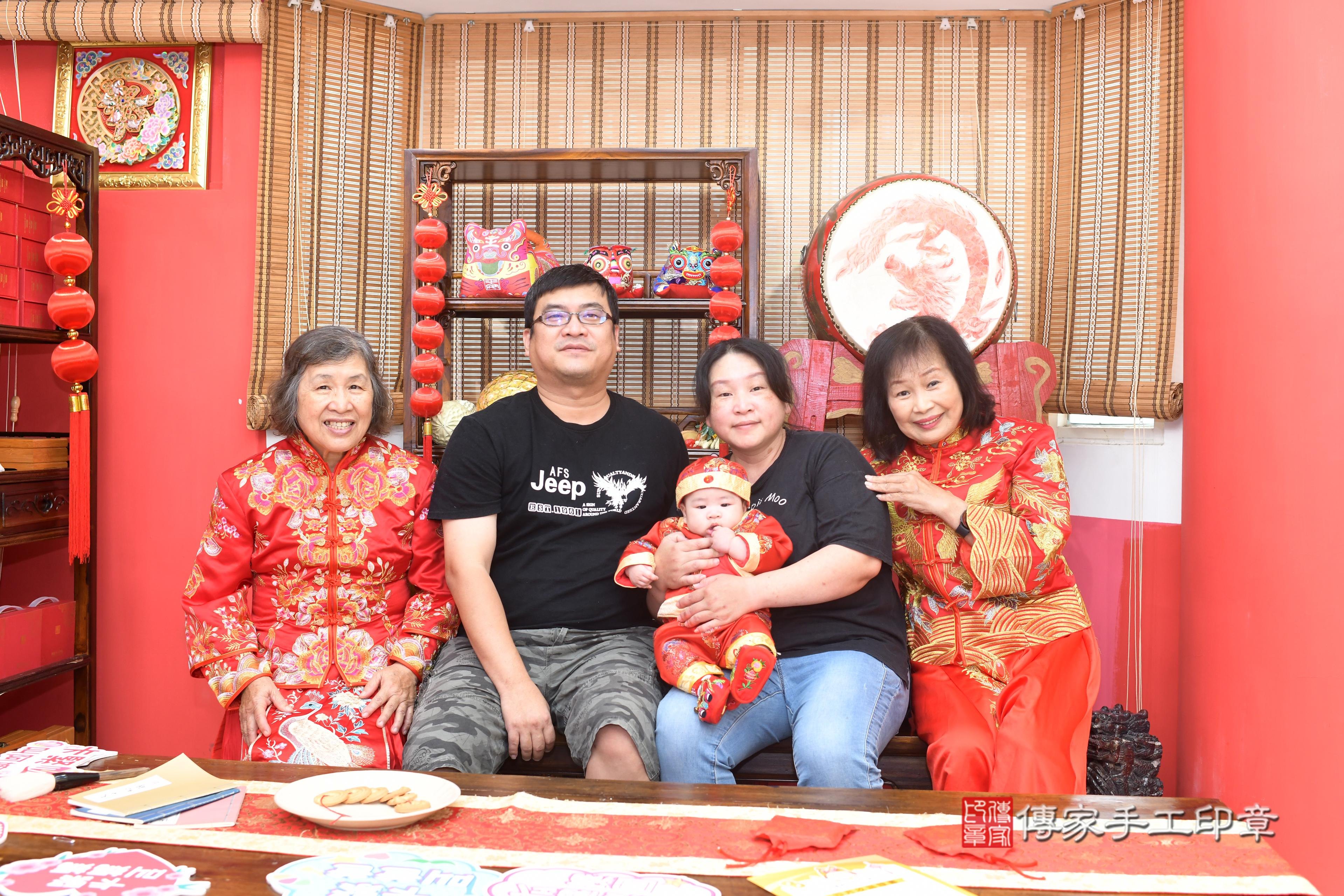 傳家手工印章高雄店、抓周、度脺、中國風會場、傳家嬰兒古禮、吉祥話、抓周道具物品24種、拍照。抓周證書。寶寶抓周、滿周歲、生日快樂、祝福
