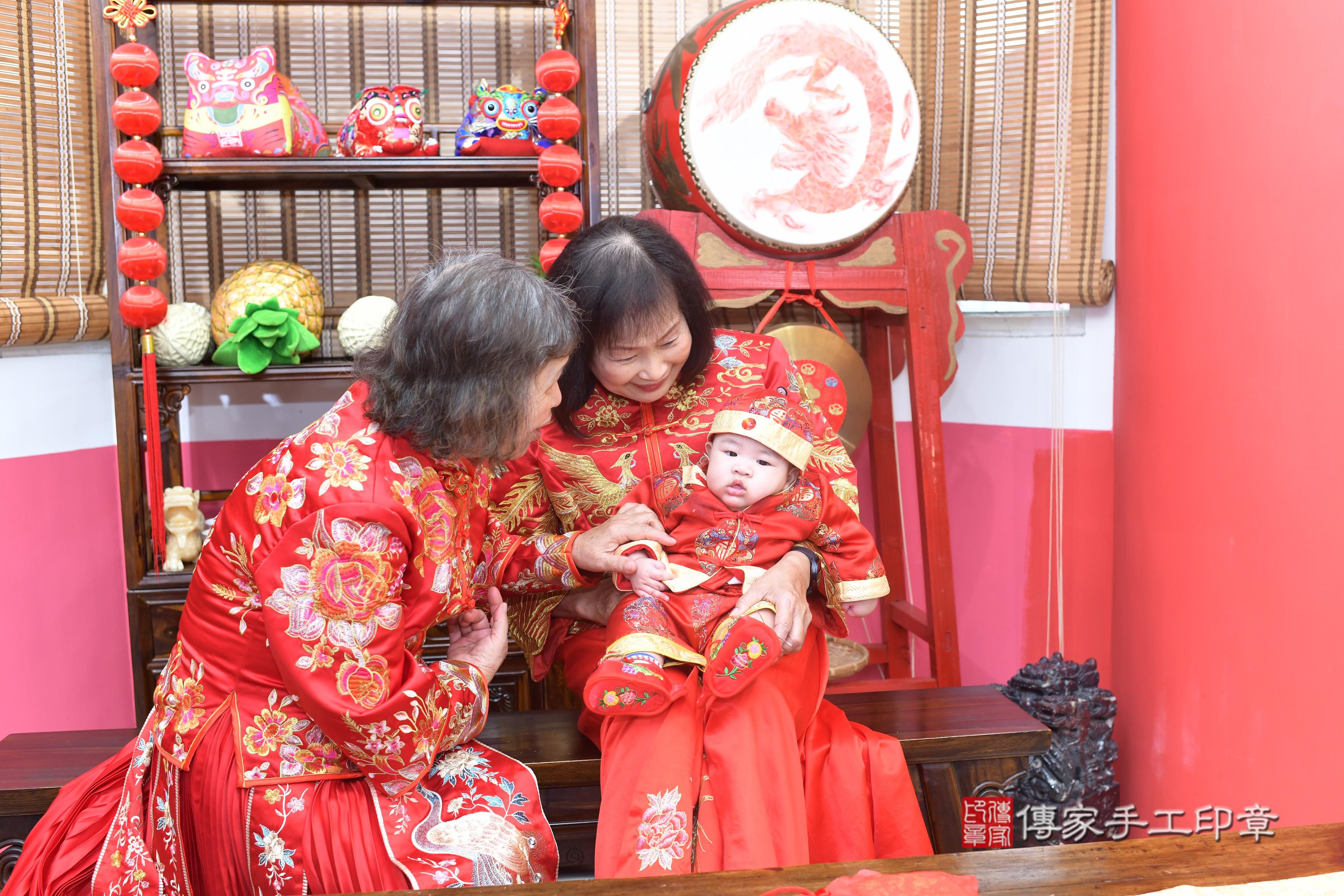傳家手工印章高雄店、抓周、度脺、中國風會場、傳家嬰兒古禮、吉祥話、抓周道具物品24種、拍照。抓周證書。寶寶抓周、滿周歲、生日快樂、祝福