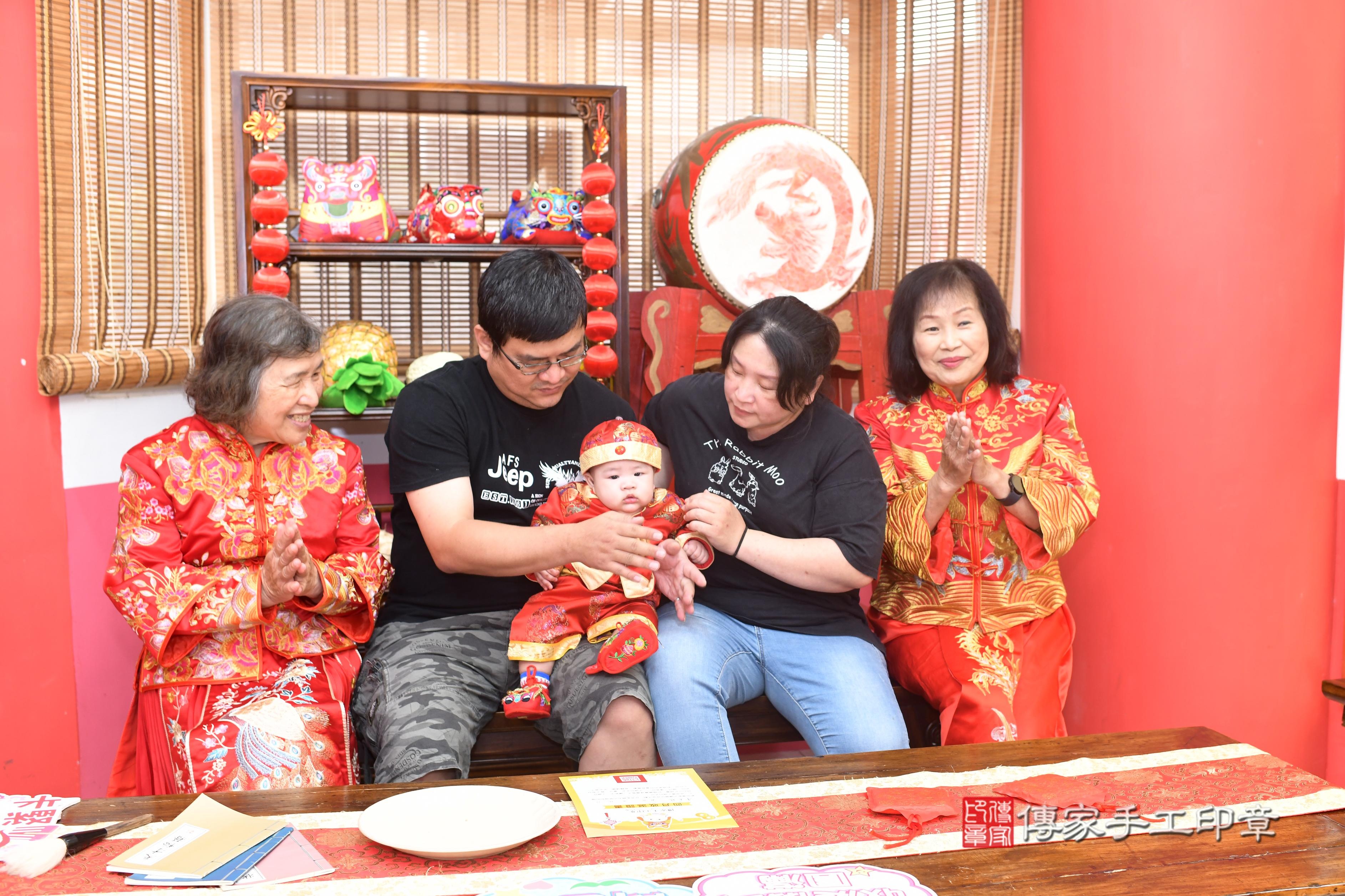 傳家手工印章高雄店、抓周、度脺、中國風會場、傳家嬰兒古禮、吉祥話、抓周道具物品24種、拍照。抓周證書。寶寶抓周、滿周歲、生日快樂、祝福