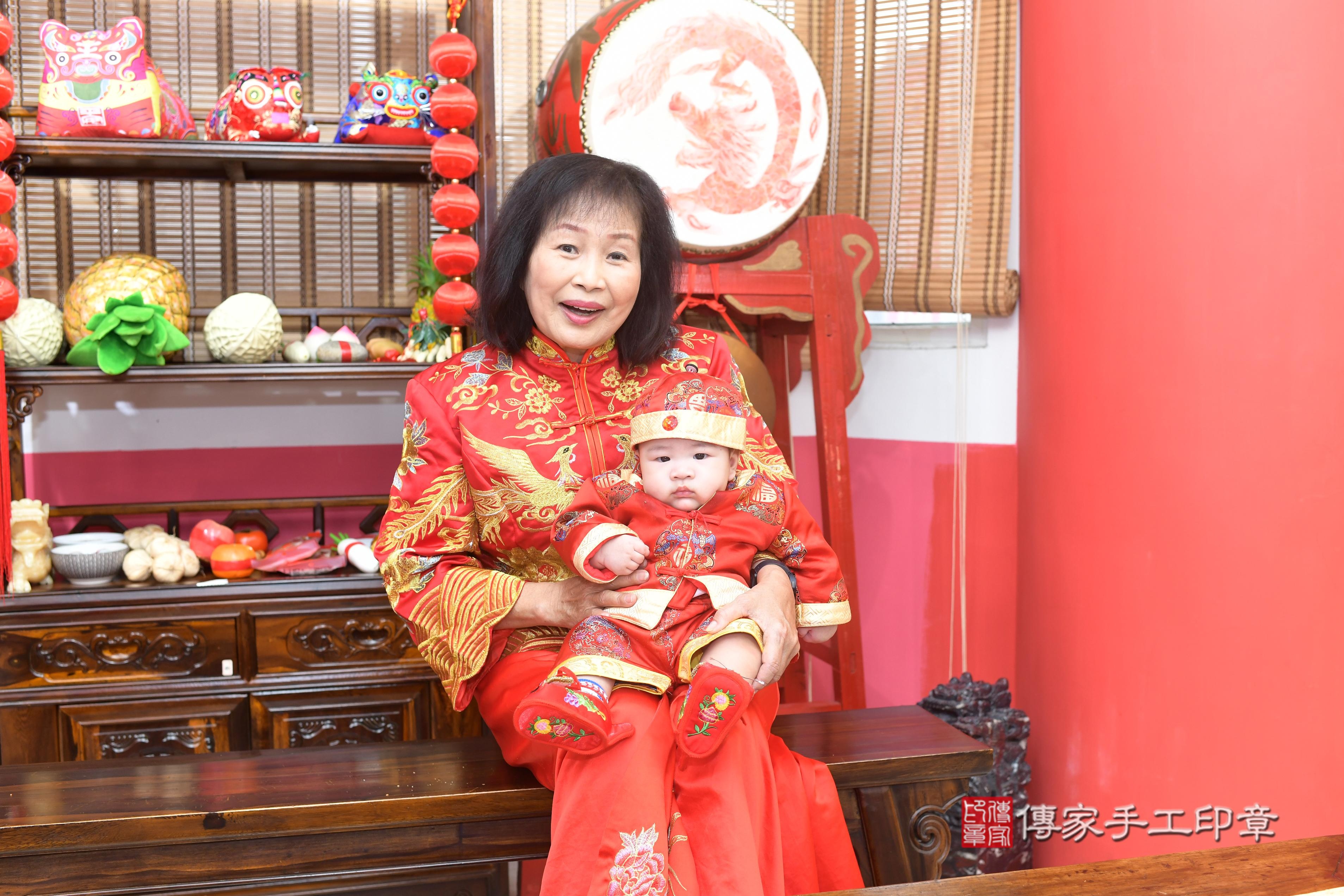 傳家手工印章高雄店、抓周、度脺、中國風會場、傳家嬰兒古禮、吉祥話、抓周道具物品24種、拍照。抓周證書。寶寶抓周、滿周歲、生日快樂、祝福