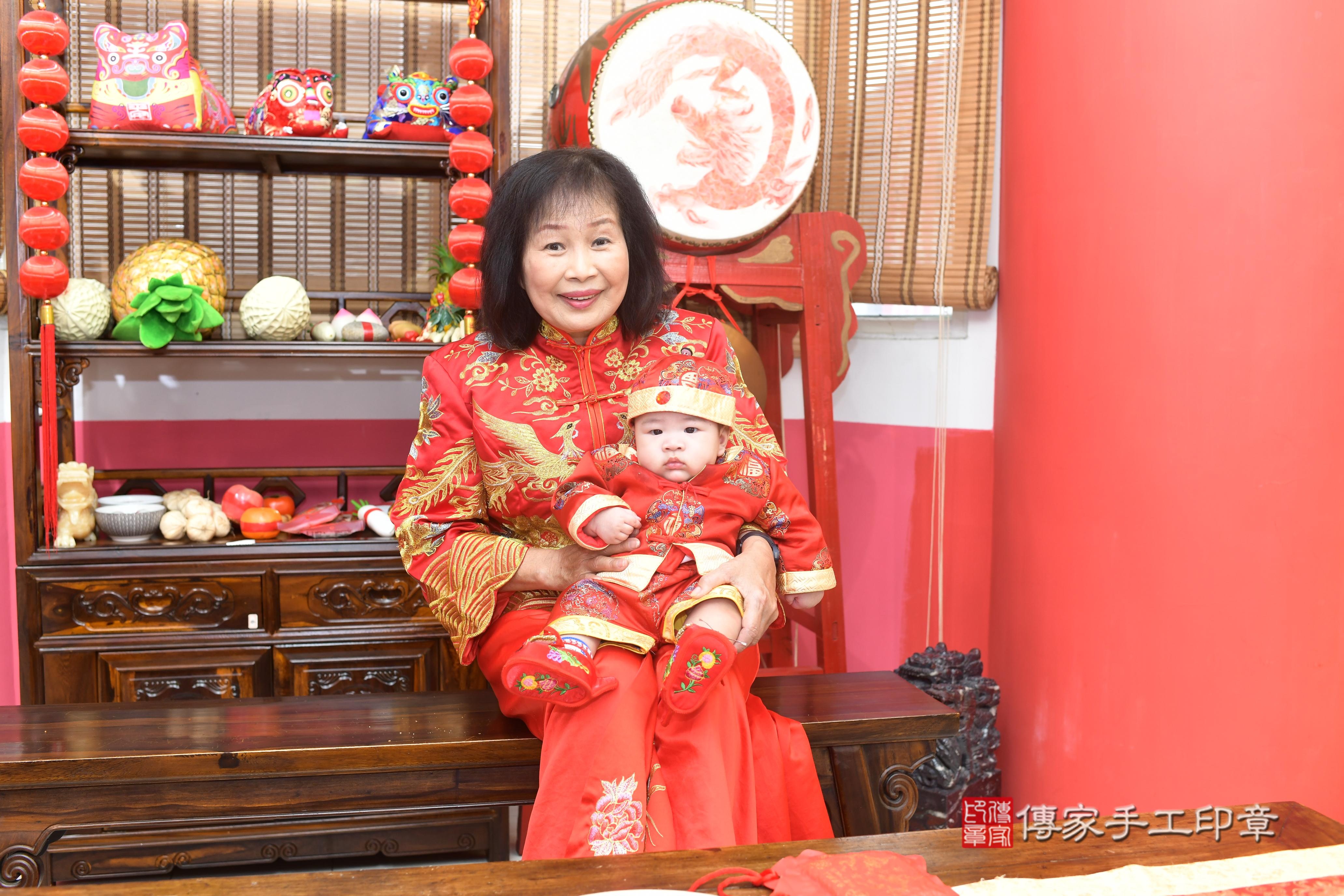 傳家手工印章高雄店、抓周、度脺、中國風會場、傳家嬰兒古禮、吉祥話、抓周道具物品24種、拍照。抓周證書。寶寶抓周、滿周歲、生日快樂、祝福