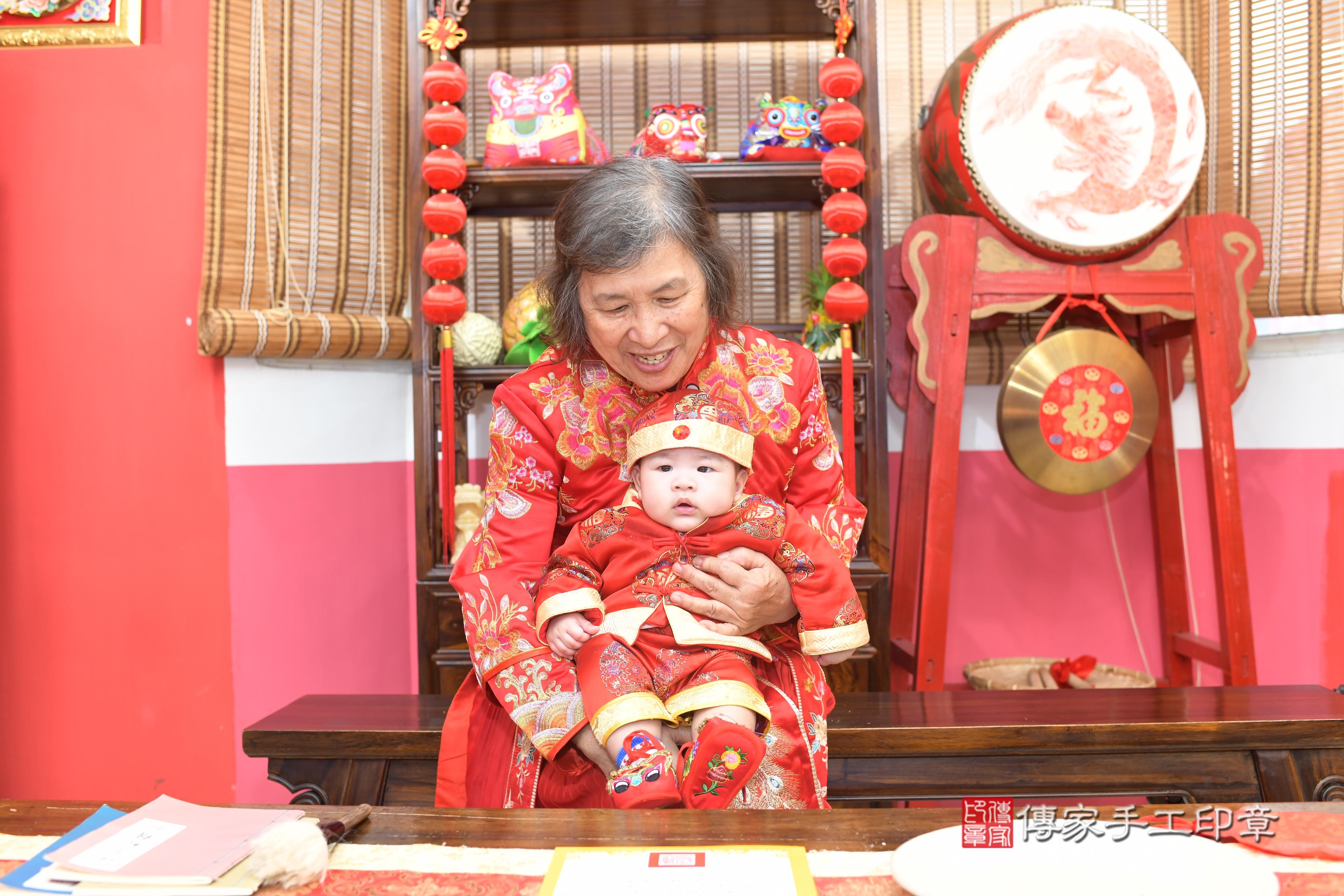 傳家手工印章高雄店、抓周、度脺、中國風會場、傳家嬰兒古禮、吉祥話、抓周道具物品24種、拍照。抓周證書。寶寶抓周、滿周歲、生日快樂、祝福