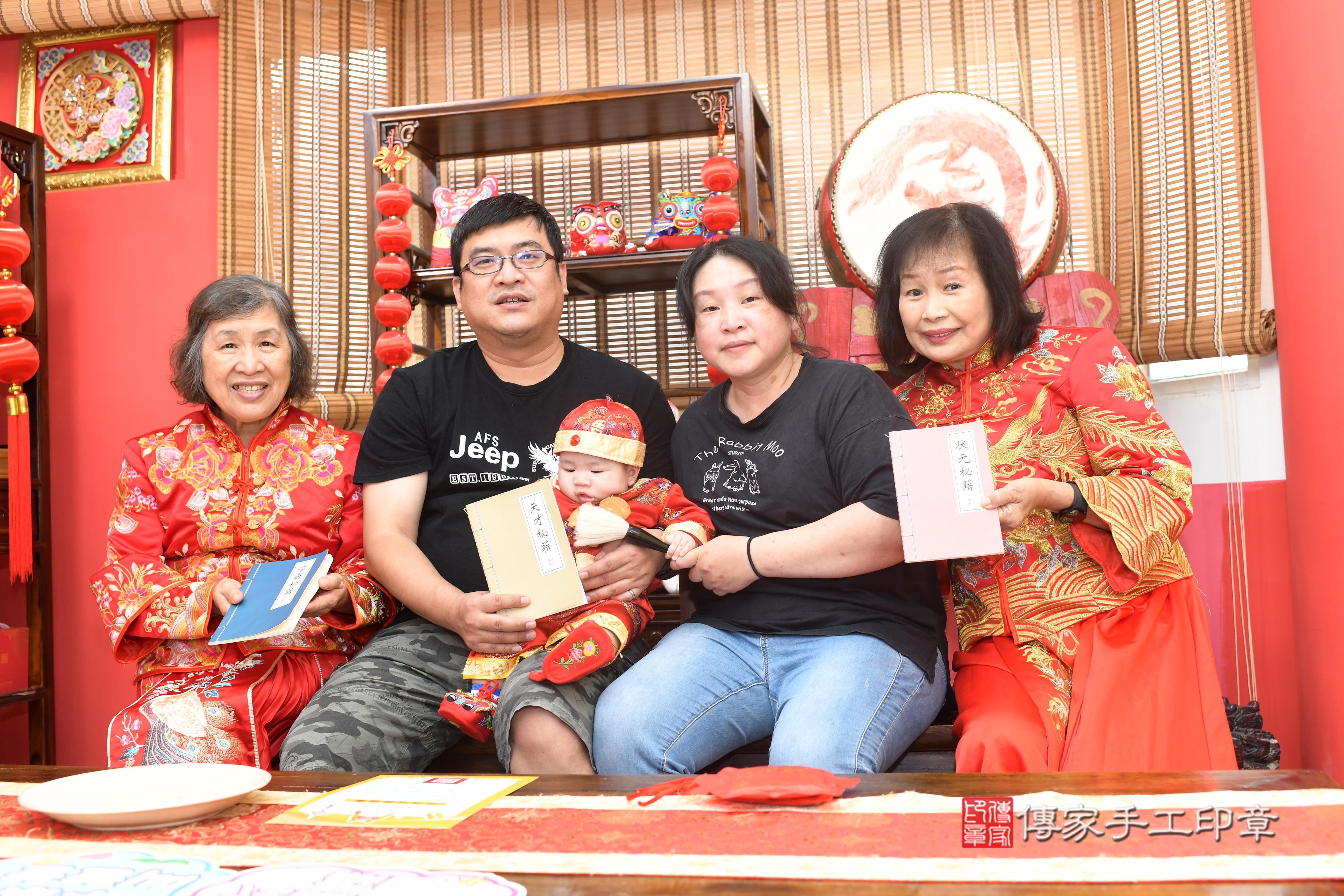 傳家手工印章高雄店、抓周、度脺、中國風會場、傳家嬰兒古禮、吉祥話、抓周道具物品24種、拍照。抓周證書。寶寶抓周、滿周歲、生日快樂、祝福