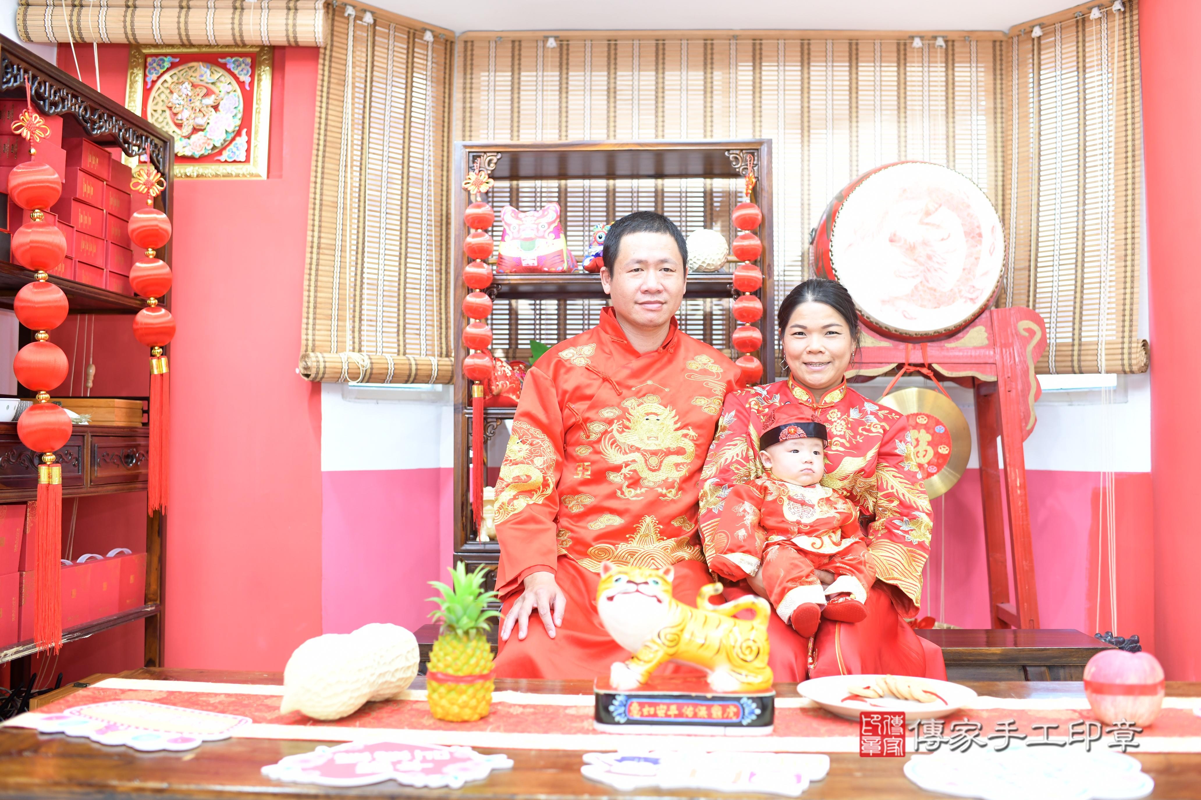 傳家手工印章高雄店、抓周、度脺、中國風會場、傳家嬰兒古禮、吉祥話、抓周道具物品24種、拍照。抓周證書。寶寶抓周、滿周歲、生日快樂、祝福