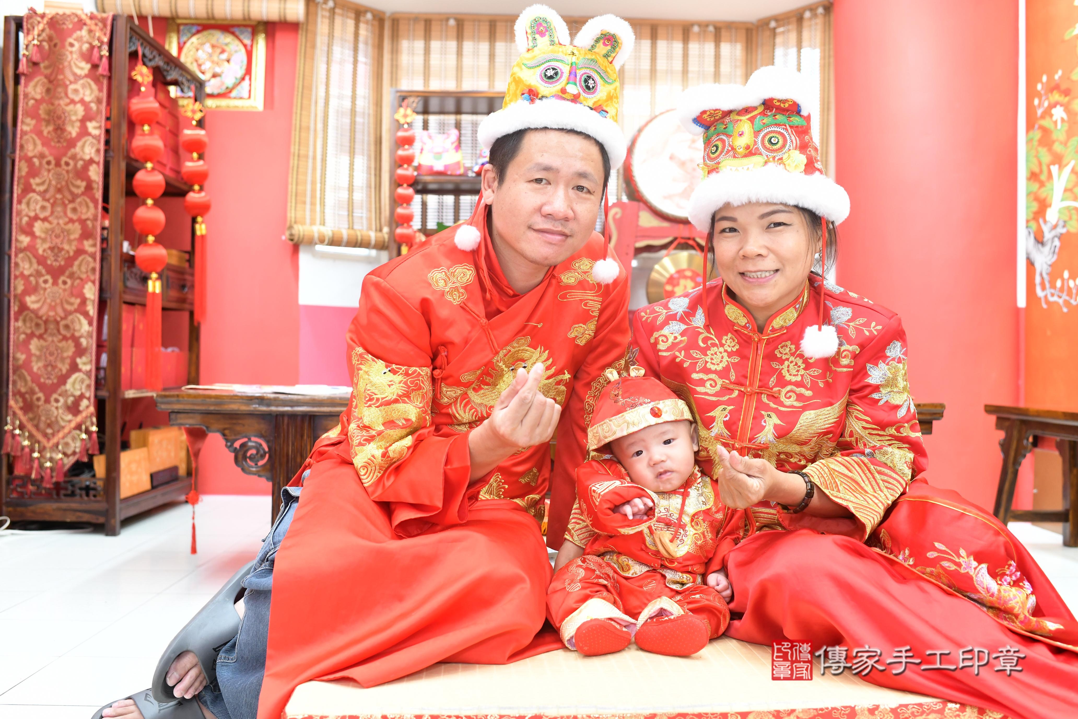 傳家手工印章高雄店、抓周、度脺、中國風會場、傳家嬰兒古禮、吉祥話、抓周道具物品24種、拍照。抓周證書。寶寶抓周、滿周歲、生日快樂、祝福
