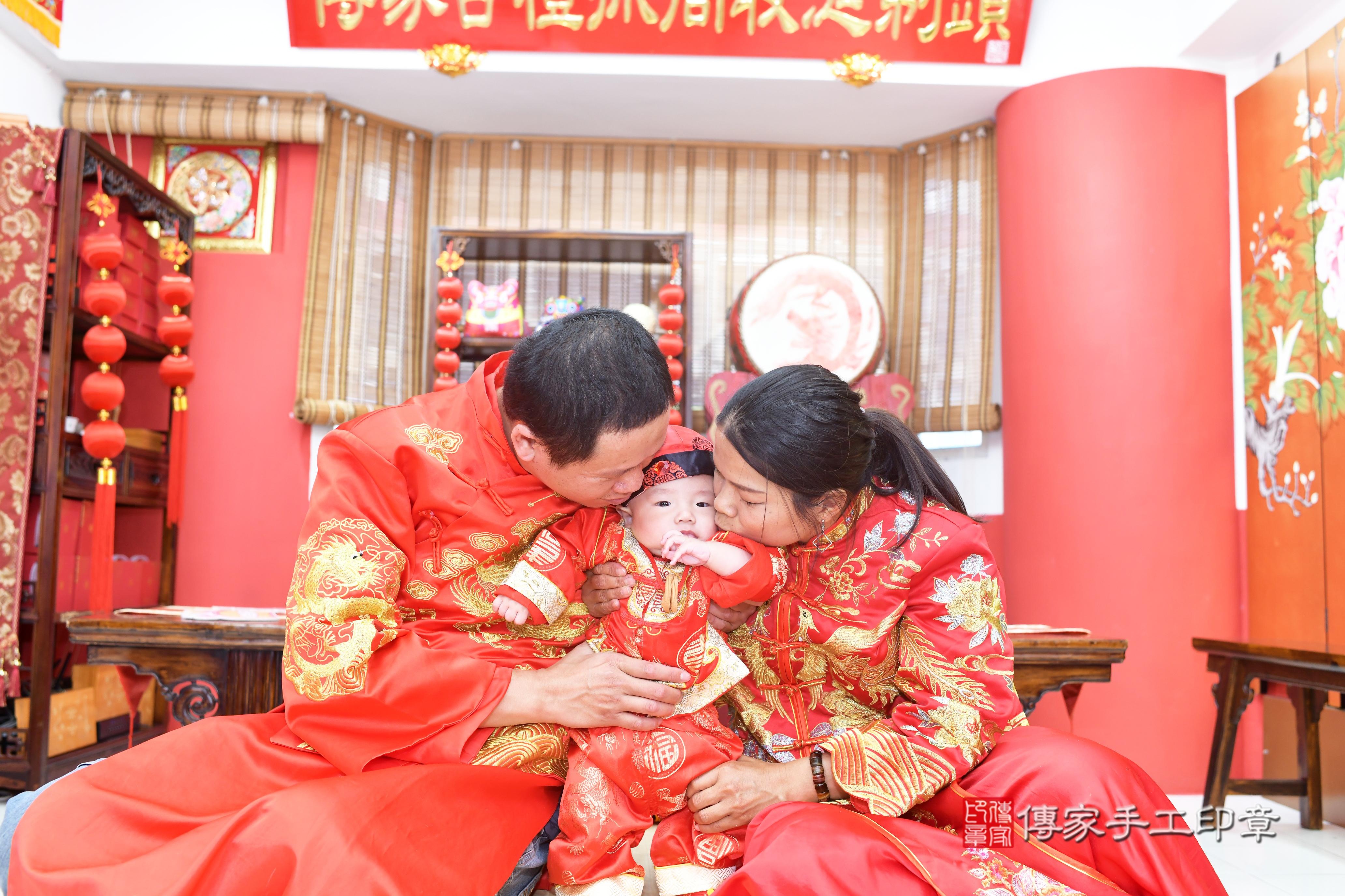 傳家手工印章高雄店、抓周、度脺、中國風會場、傳家嬰兒古禮、吉祥話、抓周道具物品24種、拍照。抓周證書。寶寶抓周、滿周歲、生日快樂、祝福