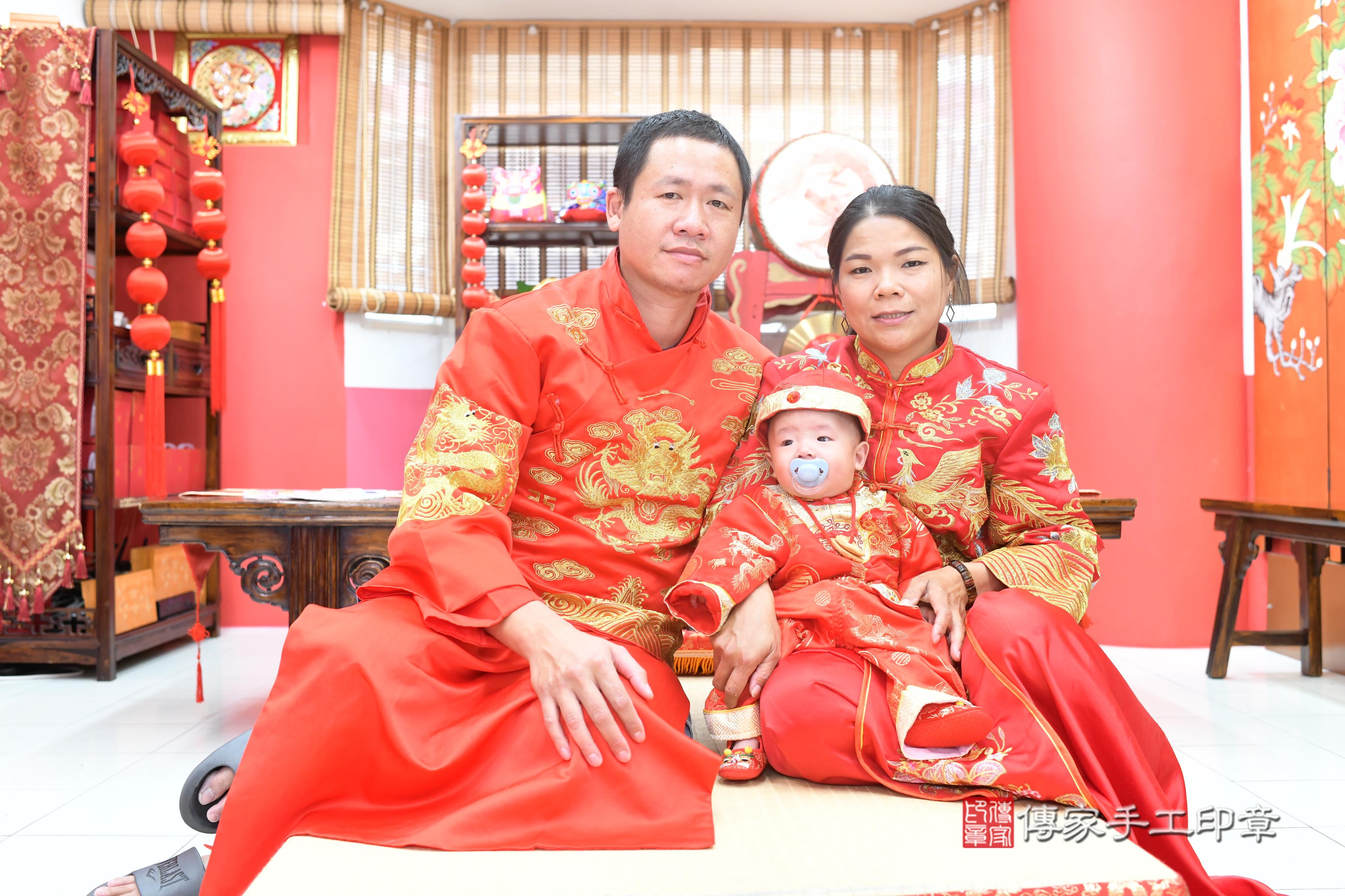 傳家手工印章高雄店、抓周、度脺、中國風會場、傳家嬰兒古禮、吉祥話、抓周道具物品24種、拍照。抓周證書。寶寶抓周、滿周歲、生日快樂、祝福
