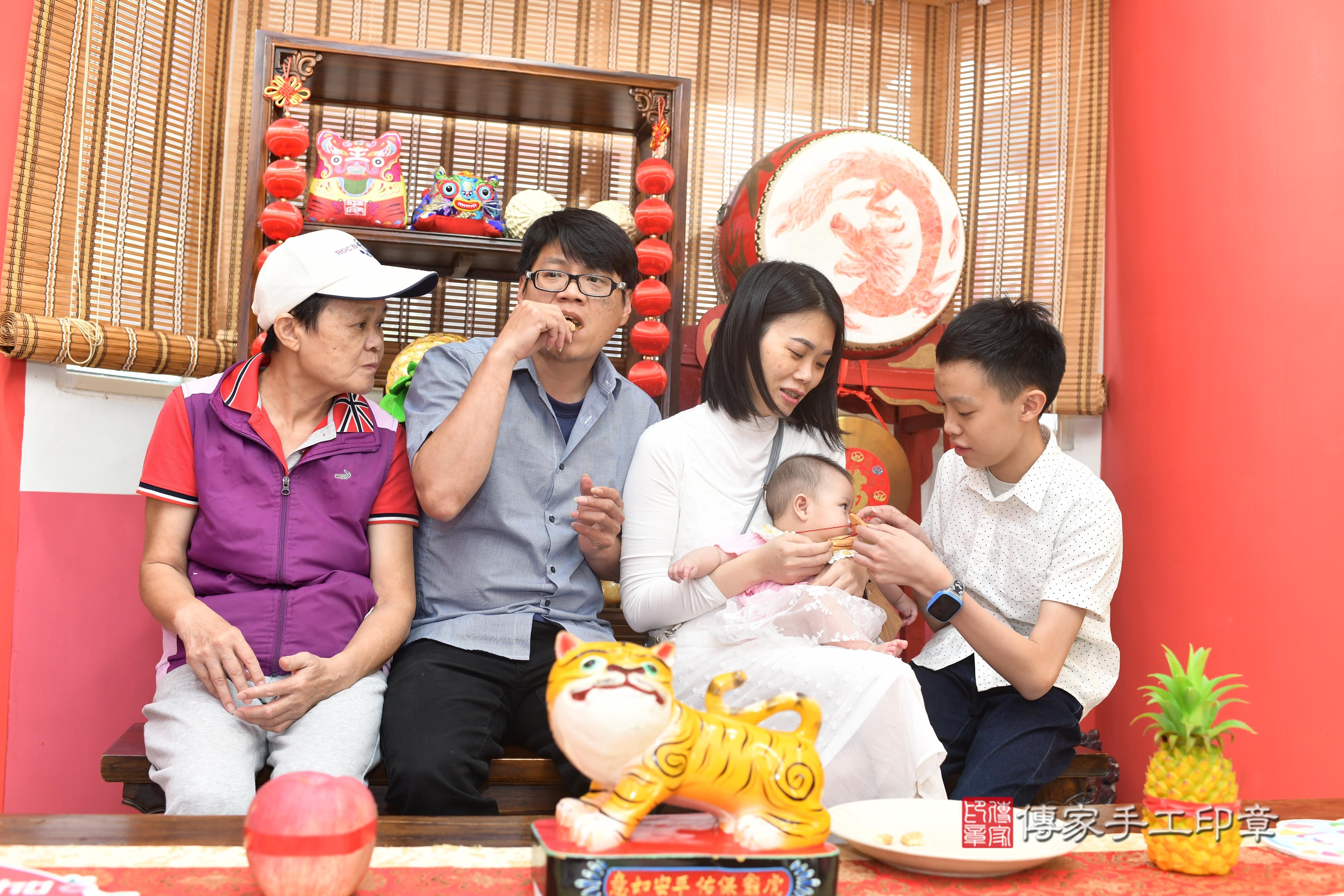 傳家手工印章高雄店、抓周、度脺、中國風會場、傳家嬰兒古禮、吉祥話、抓周道具物品24種、拍照。抓周證書。寶寶抓周、滿周歲、生日快樂、祝福