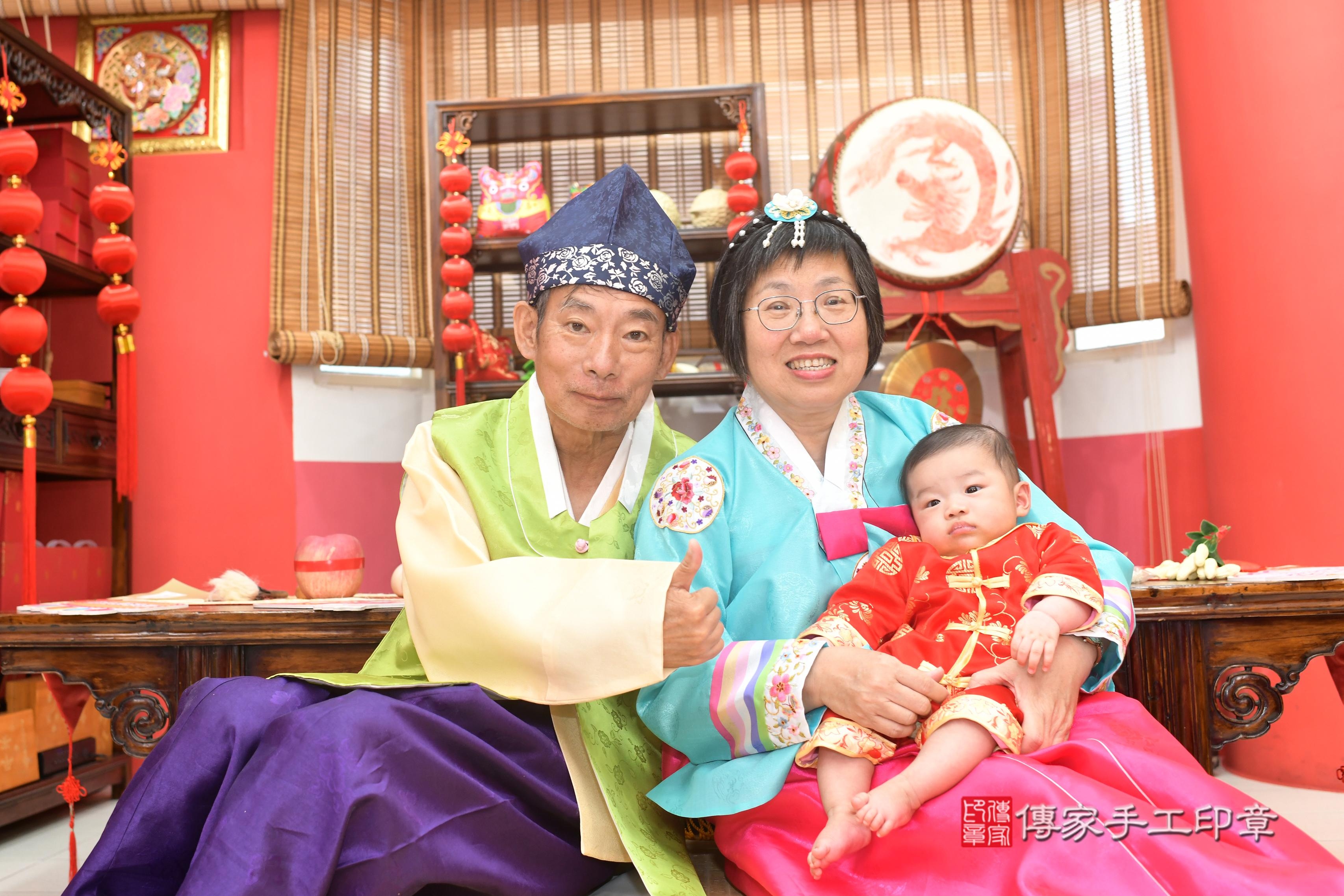 傳家手工印章高雄店、抓周、度脺、中國風會場、傳家嬰兒古禮、吉祥話、抓周道具物品24種、拍照。抓周證書。寶寶抓周、滿周歲、生日快樂、祝福