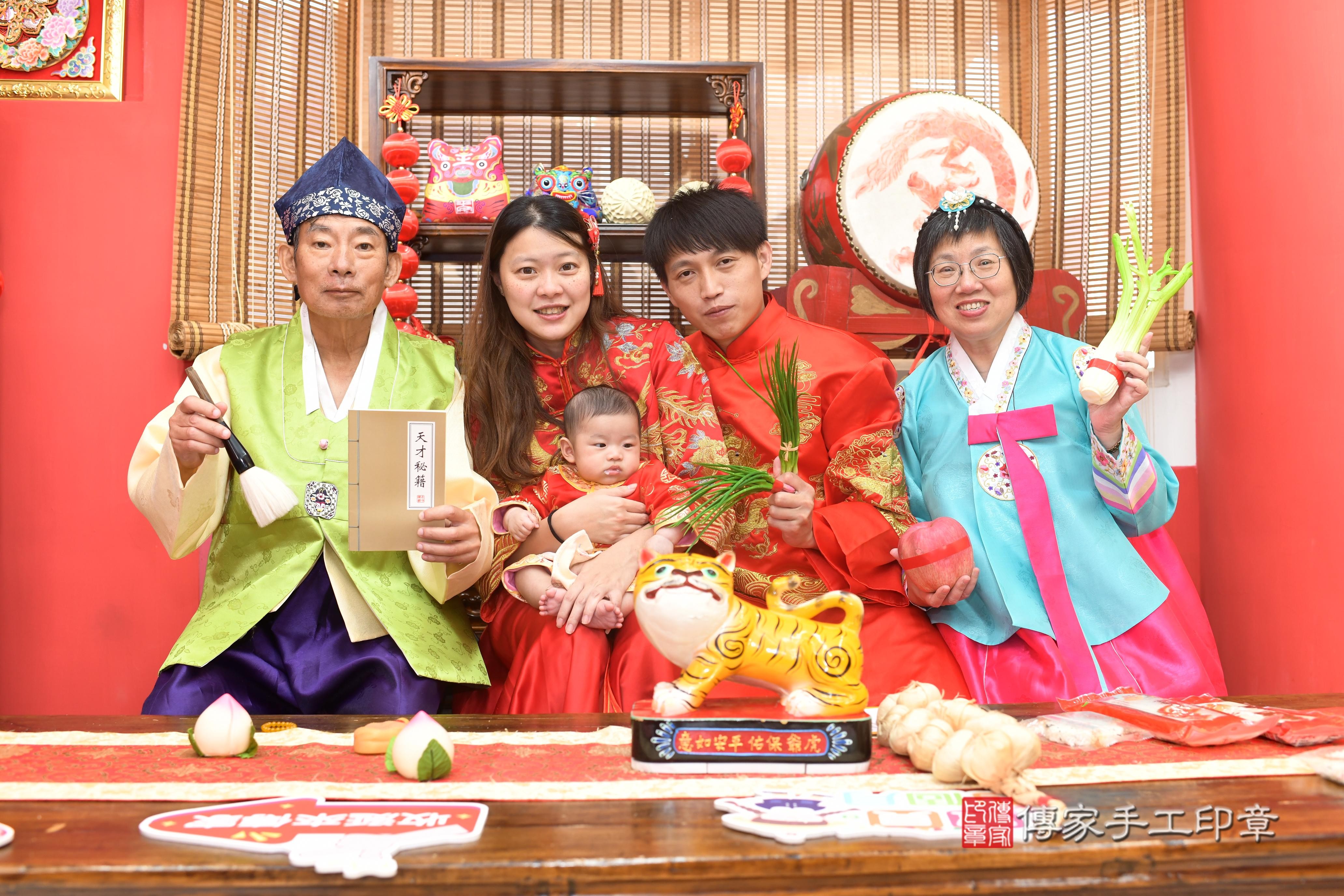 傳家手工印章高雄店、抓周、度脺、中國風會場、傳家嬰兒古禮、吉祥話、抓周道具物品24種、拍照。抓周證書。寶寶抓周、滿周歲、生日快樂、祝福