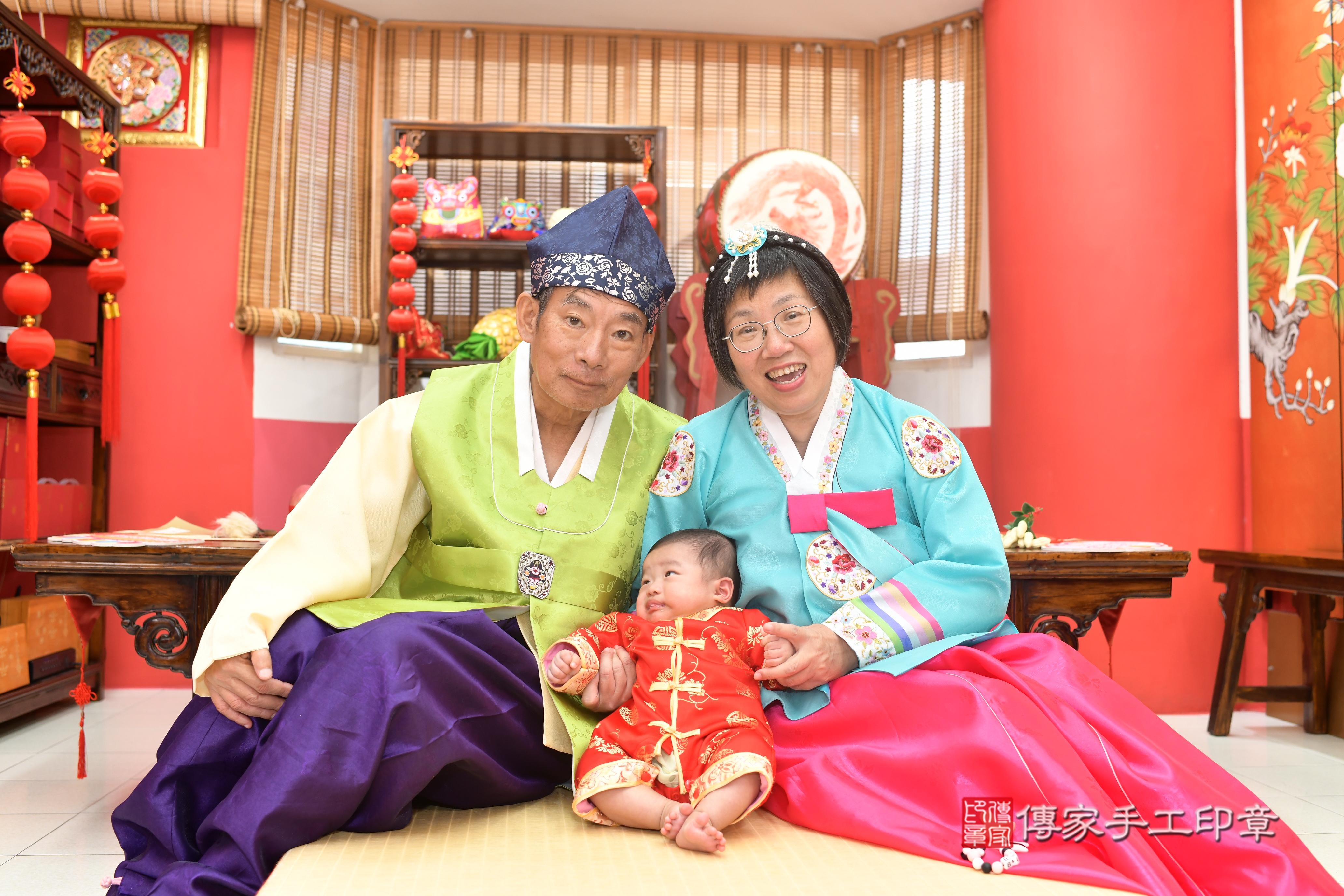 傳家手工印章高雄店、抓周、度脺、中國風會場、傳家嬰兒古禮、吉祥話、抓周道具物品24種、拍照。抓周證書。寶寶抓周、滿周歲、生日快樂、祝福