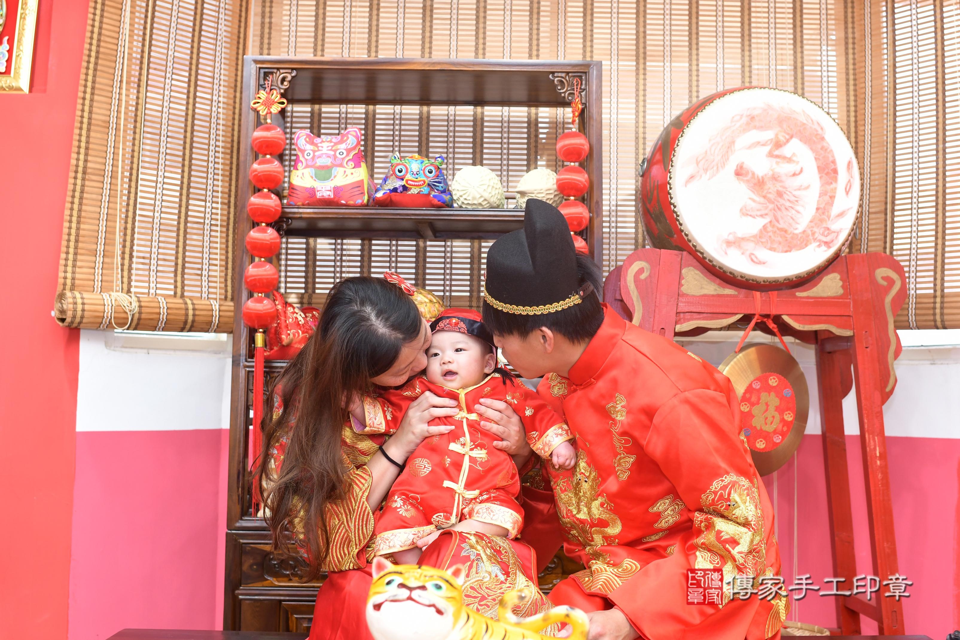 傳家手工印章高雄店、抓周、度脺、中國風會場、傳家嬰兒古禮、吉祥話、抓周道具物品24種、拍照。抓周證書。寶寶抓周、滿周歲、生日快樂、祝福