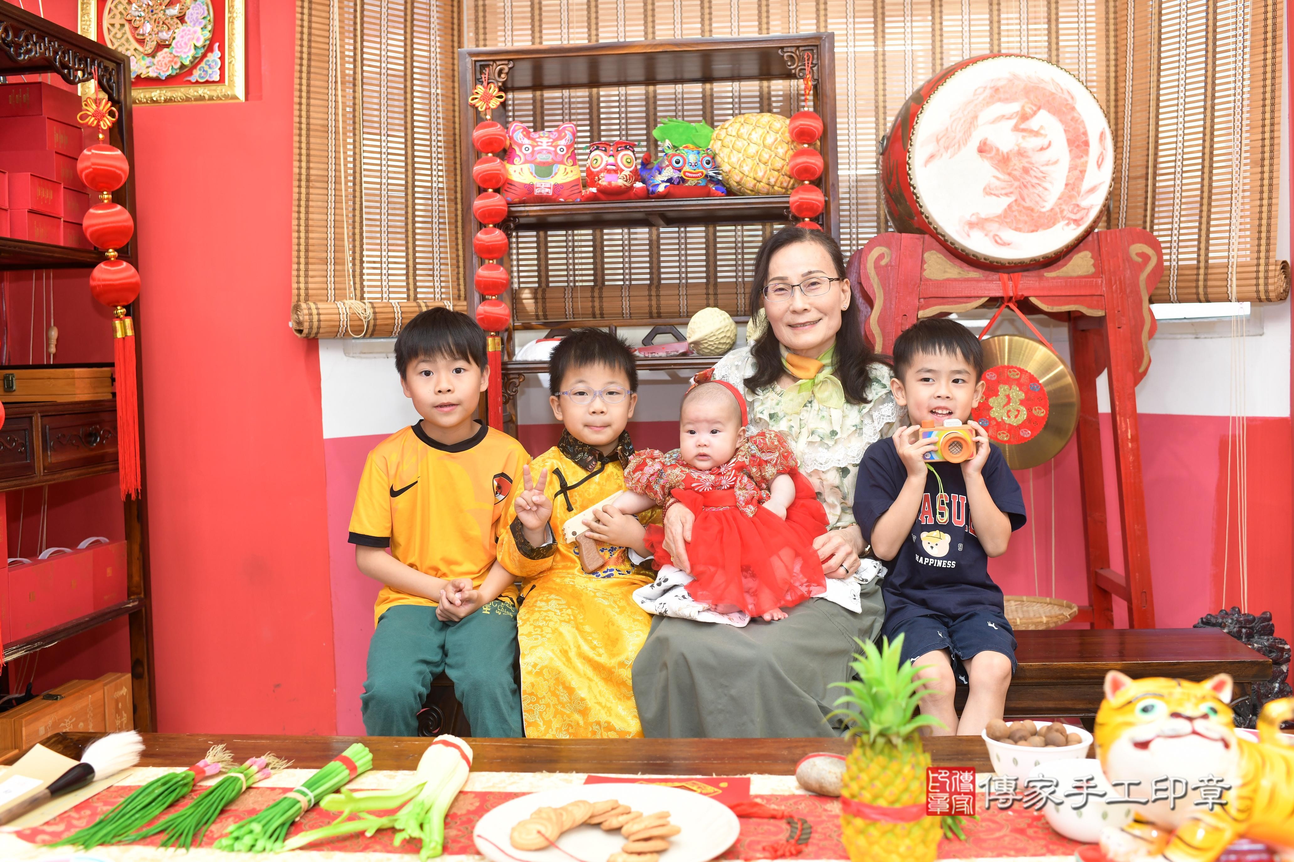 傳家手工印章高雄店、抓周、度脺、中國風會場、傳家嬰兒古禮、吉祥話、抓周道具物品24種、拍照。抓周證書。寶寶抓周、滿周歲、生日快樂、祝福
