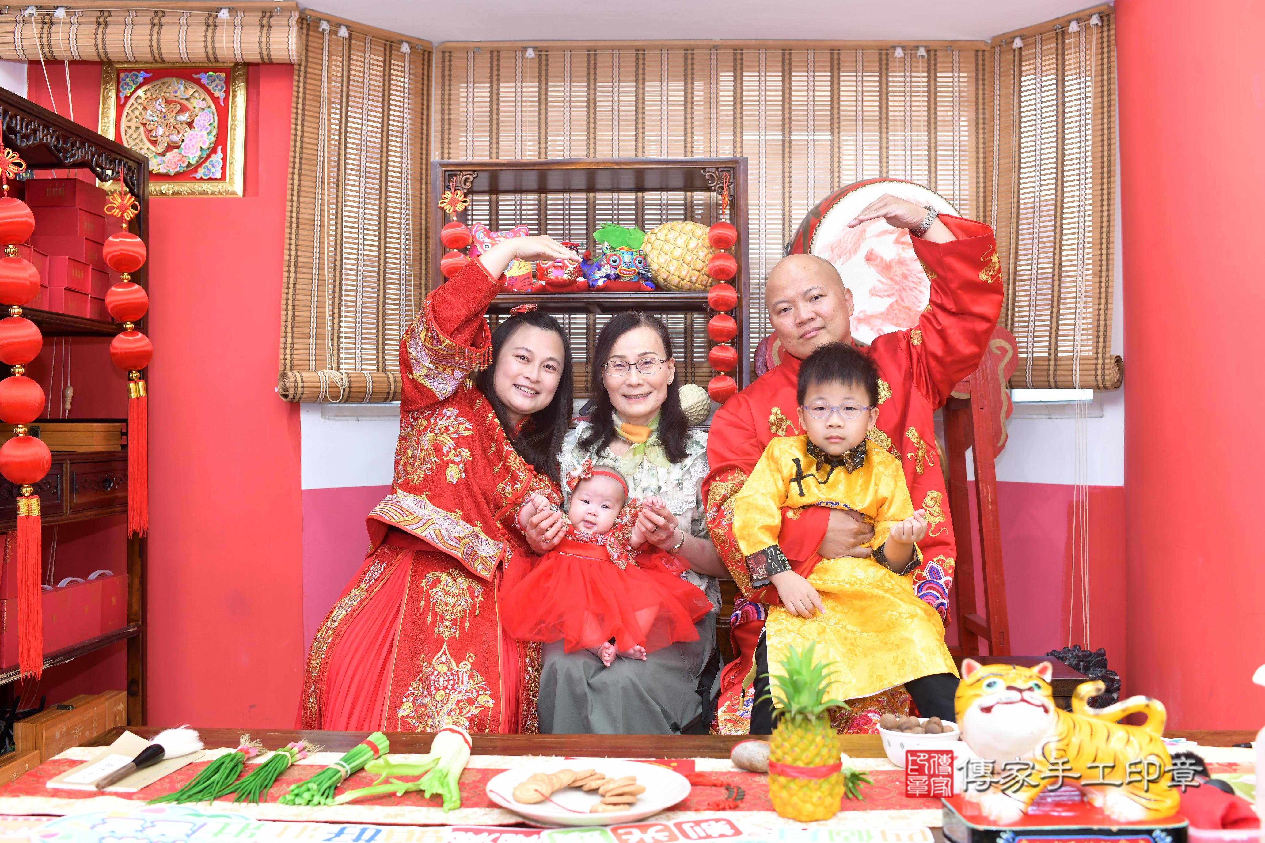 傳家手工印章高雄店、抓周、度脺、中國風會場、傳家嬰兒古禮、吉祥話、抓周道具物品24種、拍照。抓周證書。寶寶抓周、滿周歲、生日快樂、祝福