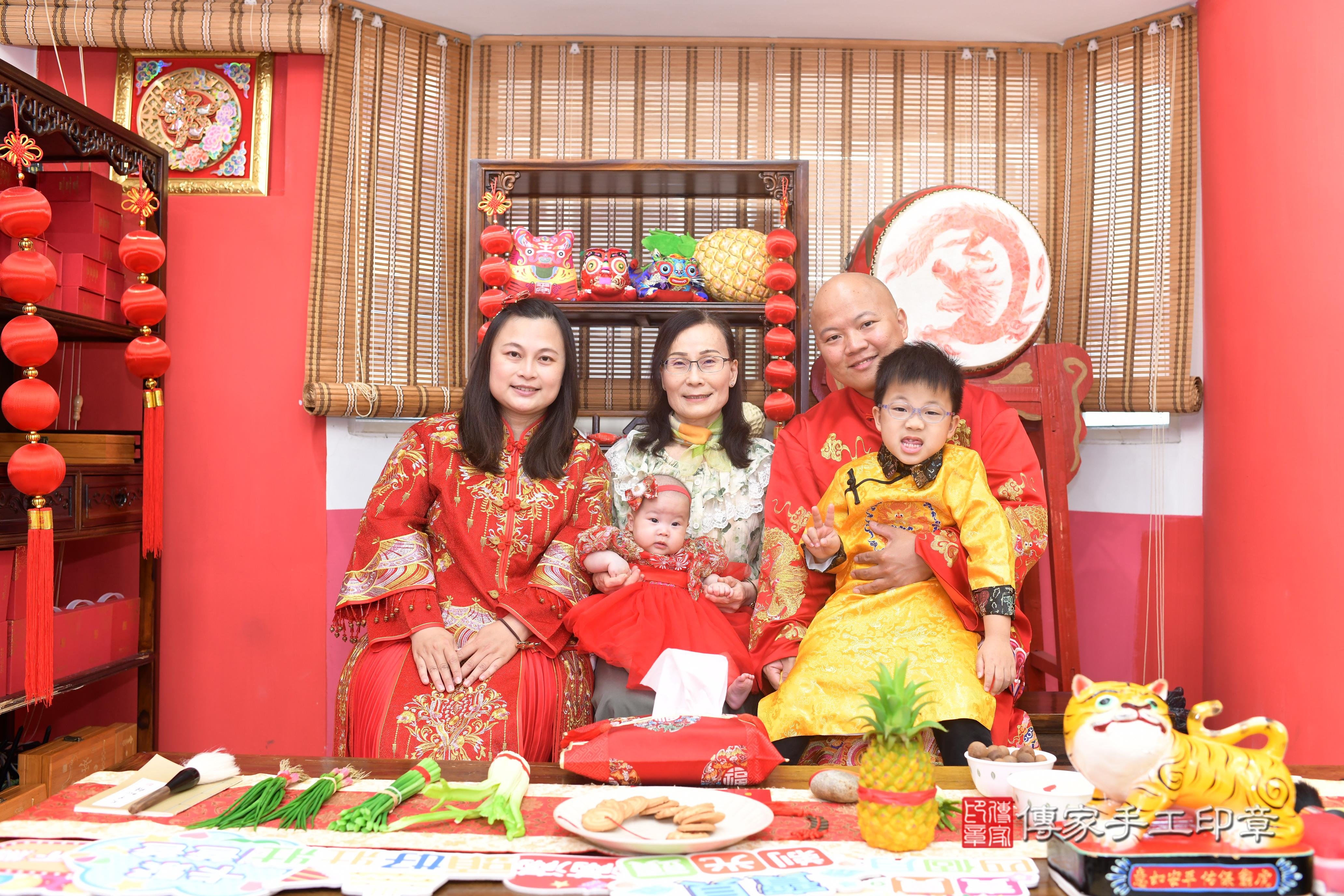 傳家手工印章高雄店、抓周、度脺、中國風會場、傳家嬰兒古禮、吉祥話、抓周道具物品24種、拍照。抓周證書。寶寶抓周、滿周歲、生日快樂、祝福