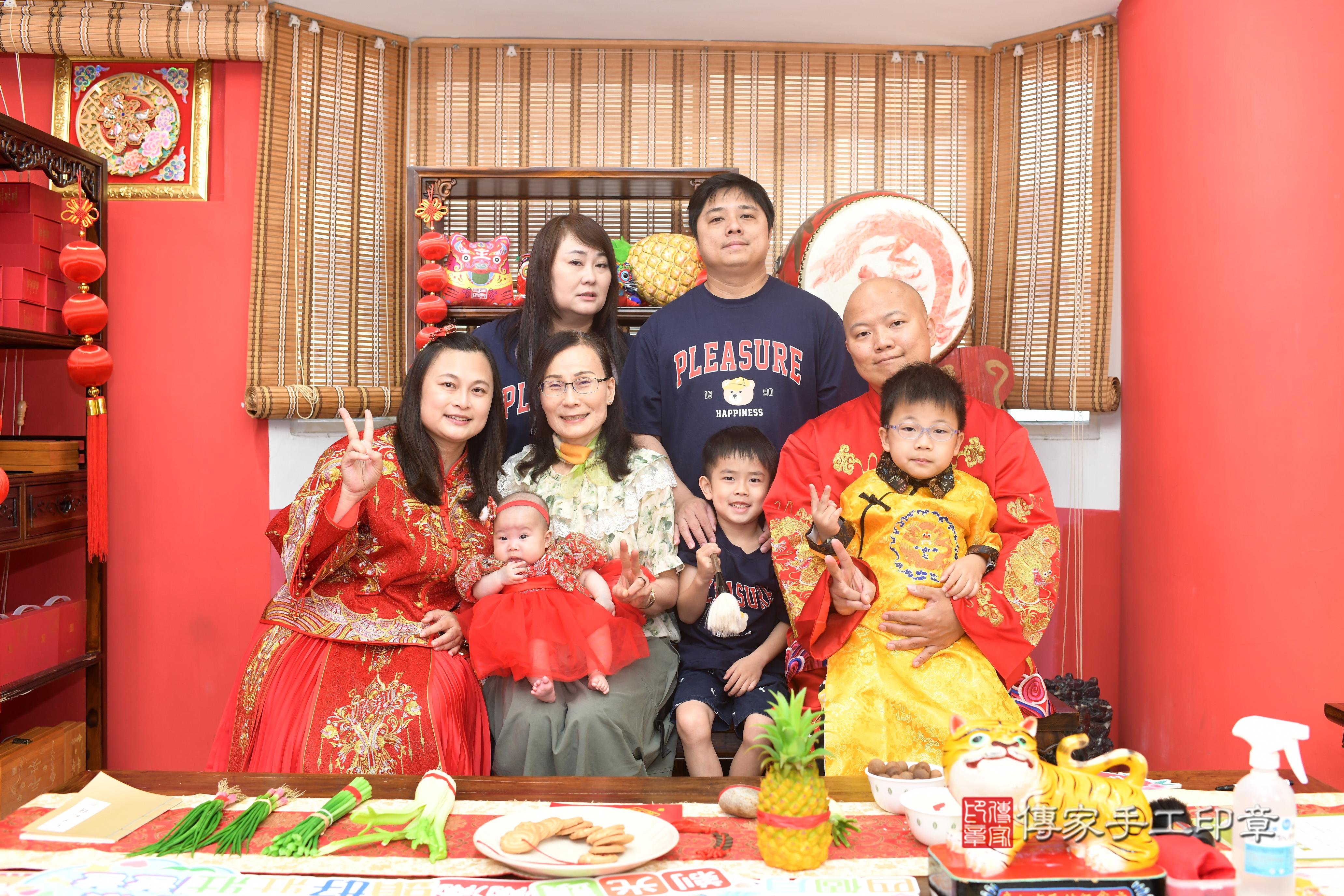傳家手工印章高雄店、抓周、度脺、中國風會場、傳家嬰兒古禮、吉祥話、抓周道具物品24種、拍照。抓周證書。寶寶抓周、滿周歲、生日快樂、祝福