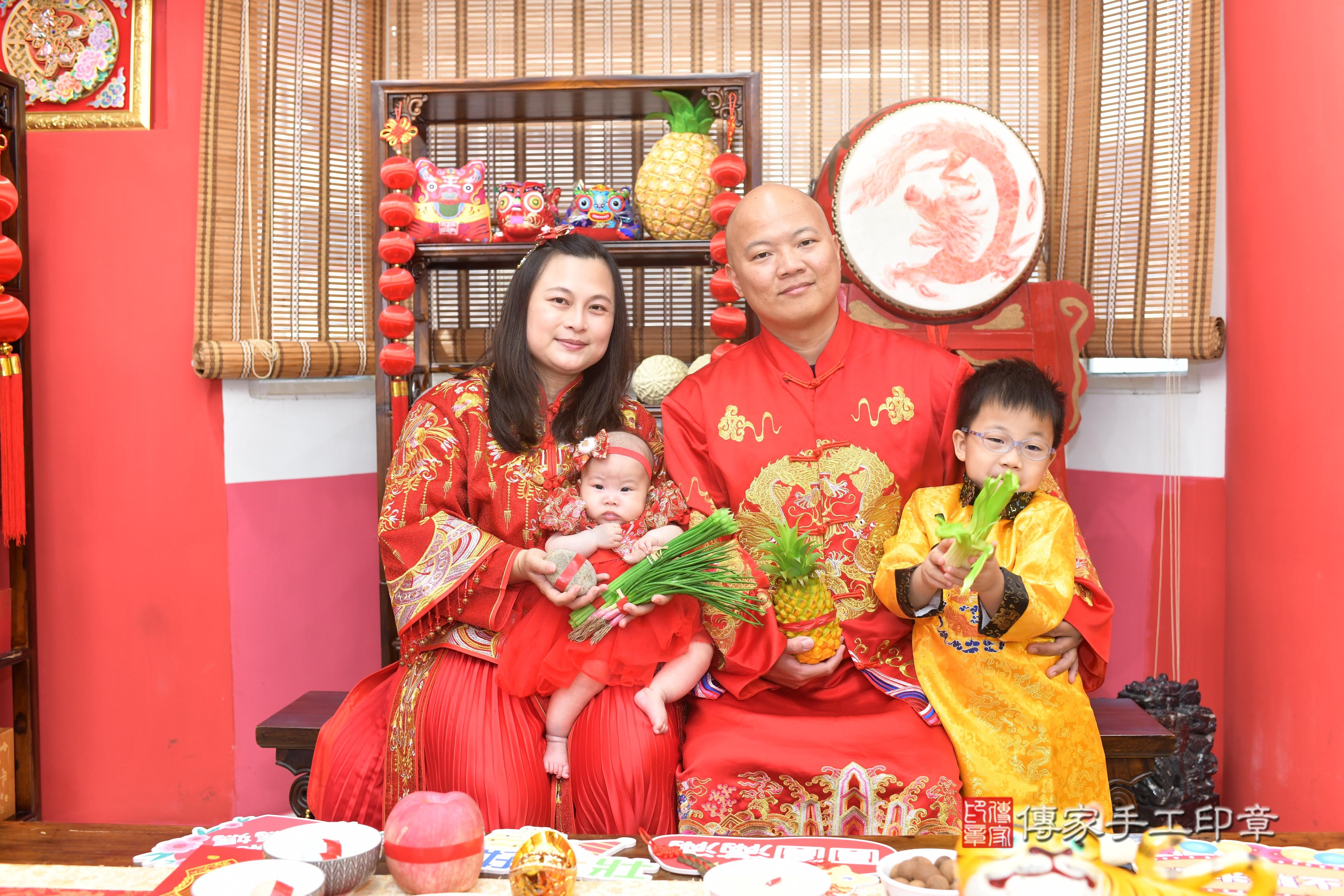 傳家手工印章高雄店、抓周、度脺、中國風會場、傳家嬰兒古禮、吉祥話、抓周道具物品24種、拍照。抓周證書。寶寶抓周、滿周歲、生日快樂、祝福