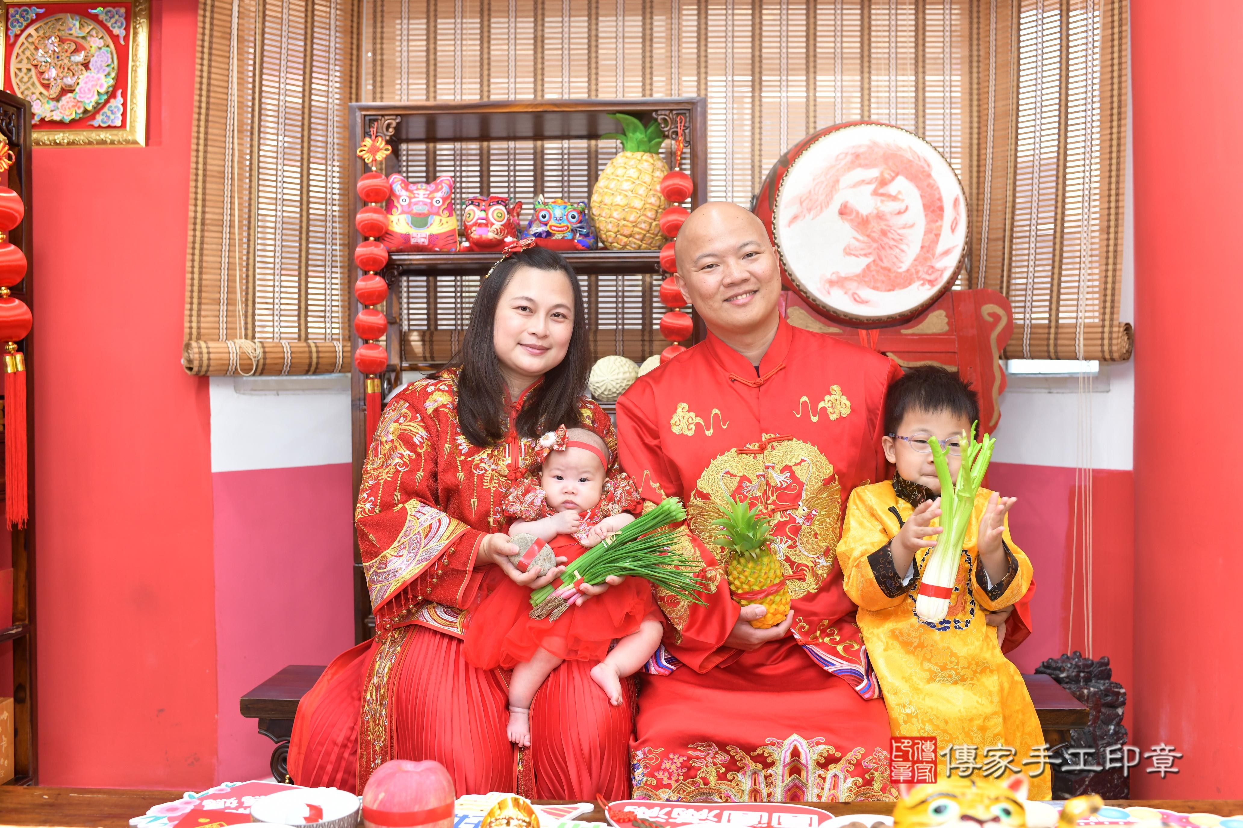 傳家手工印章高雄店、抓周、度脺、中國風會場、傳家嬰兒古禮、吉祥話、抓周道具物品24種、拍照。抓周證書。寶寶抓周、滿周歲、生日快樂、祝福