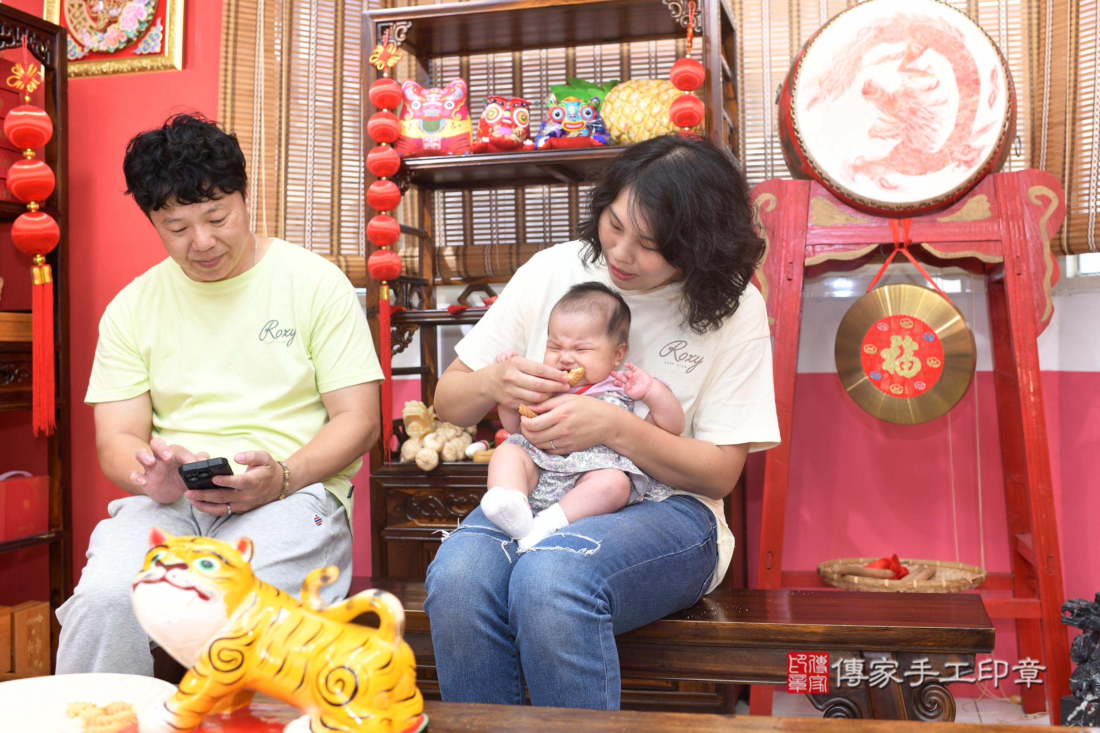 傳家手工印章高雄店、抓周、度脺、中國風會場、傳家嬰兒古禮、吉祥話、抓周道具物品24種、拍照。抓周證書。寶寶抓周、滿周歲、生日快樂、祝福
